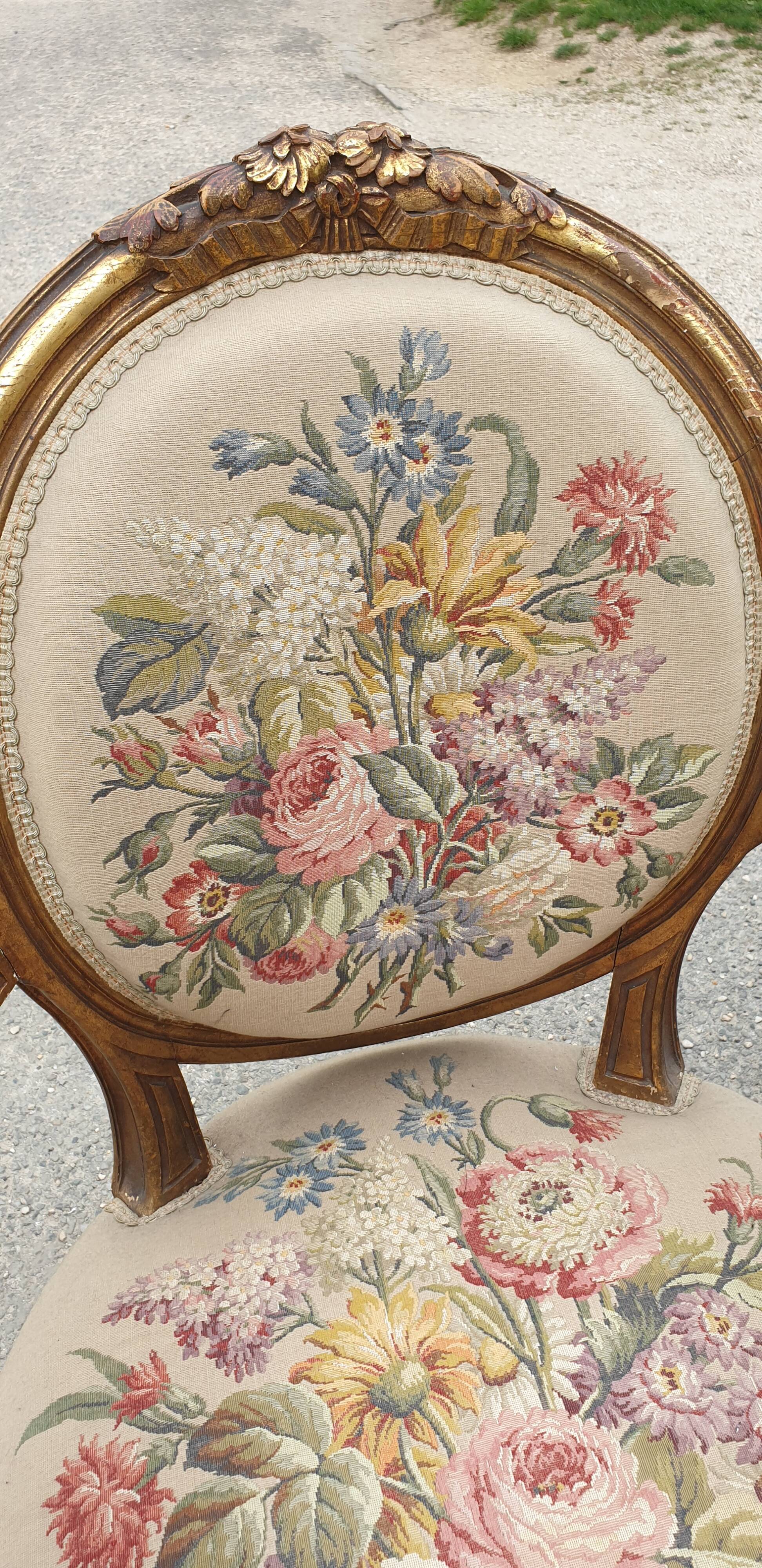 Fauteuil en bois doré à dossier médaillon de style louis xvi