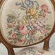 Fauteuil en bois doré à dossier médaillon de style louis xvi