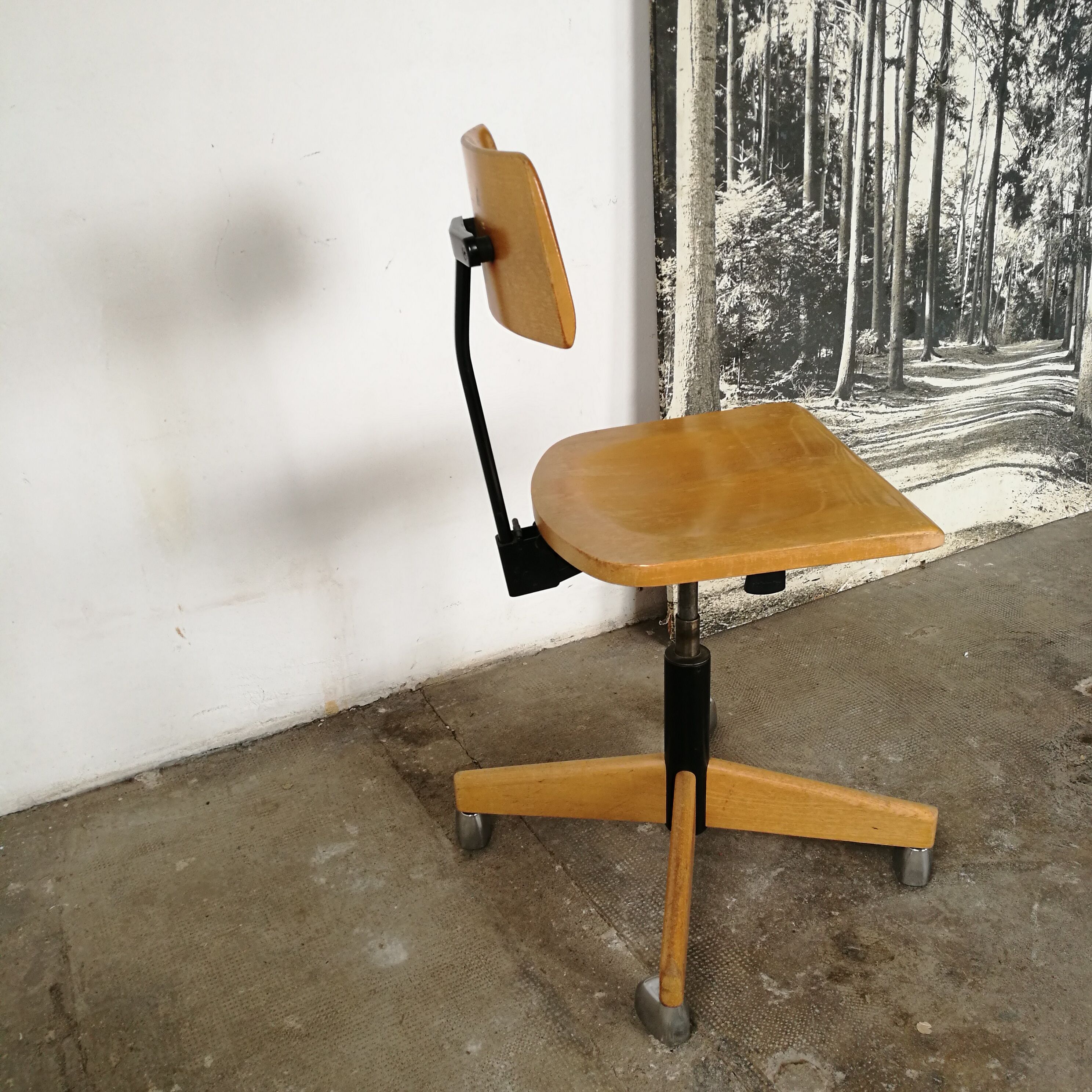 Swivel workshop chair