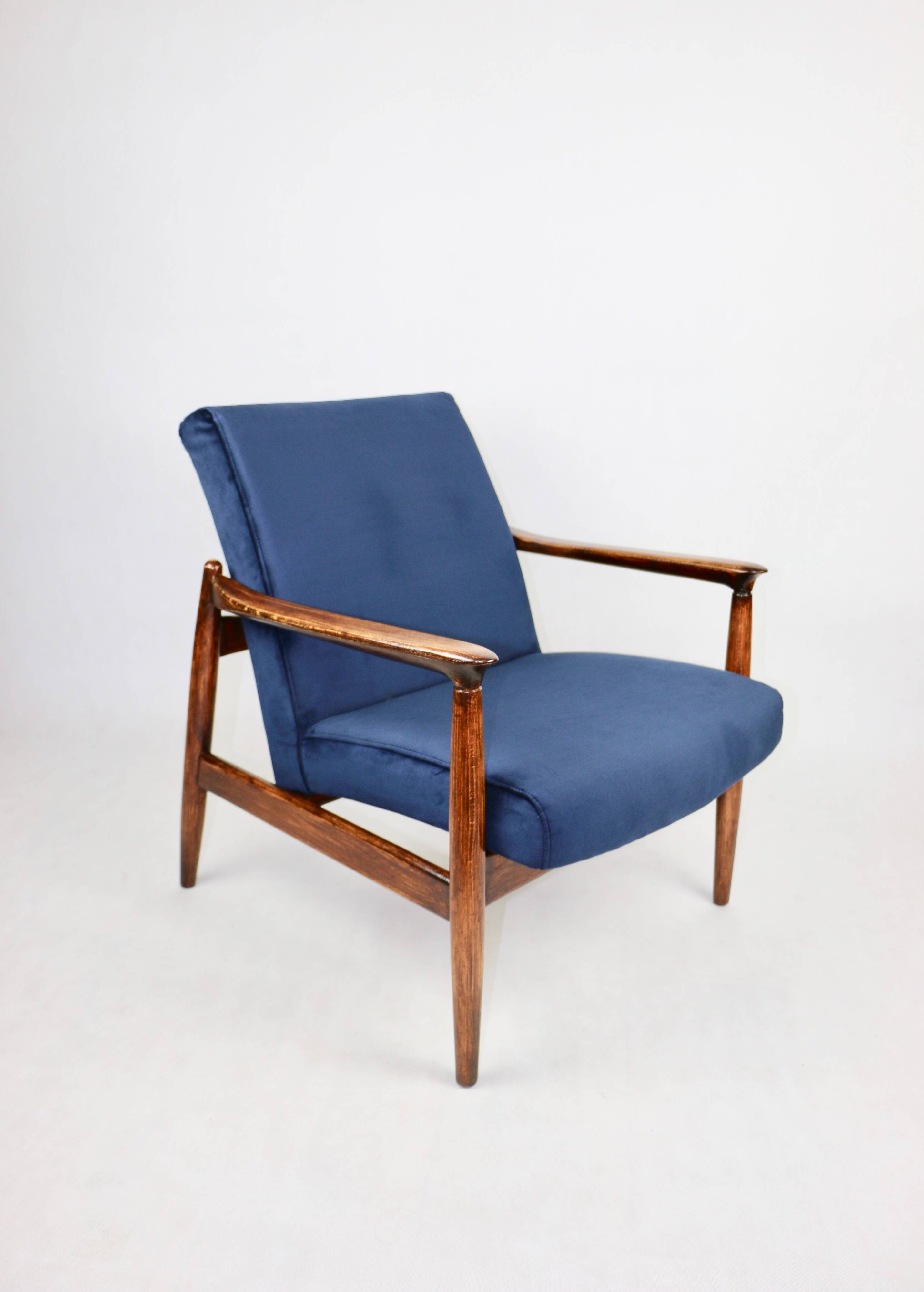 Fauteuil GFM-64, design Edmund Homa des années 60, bleu marine - bois foncé