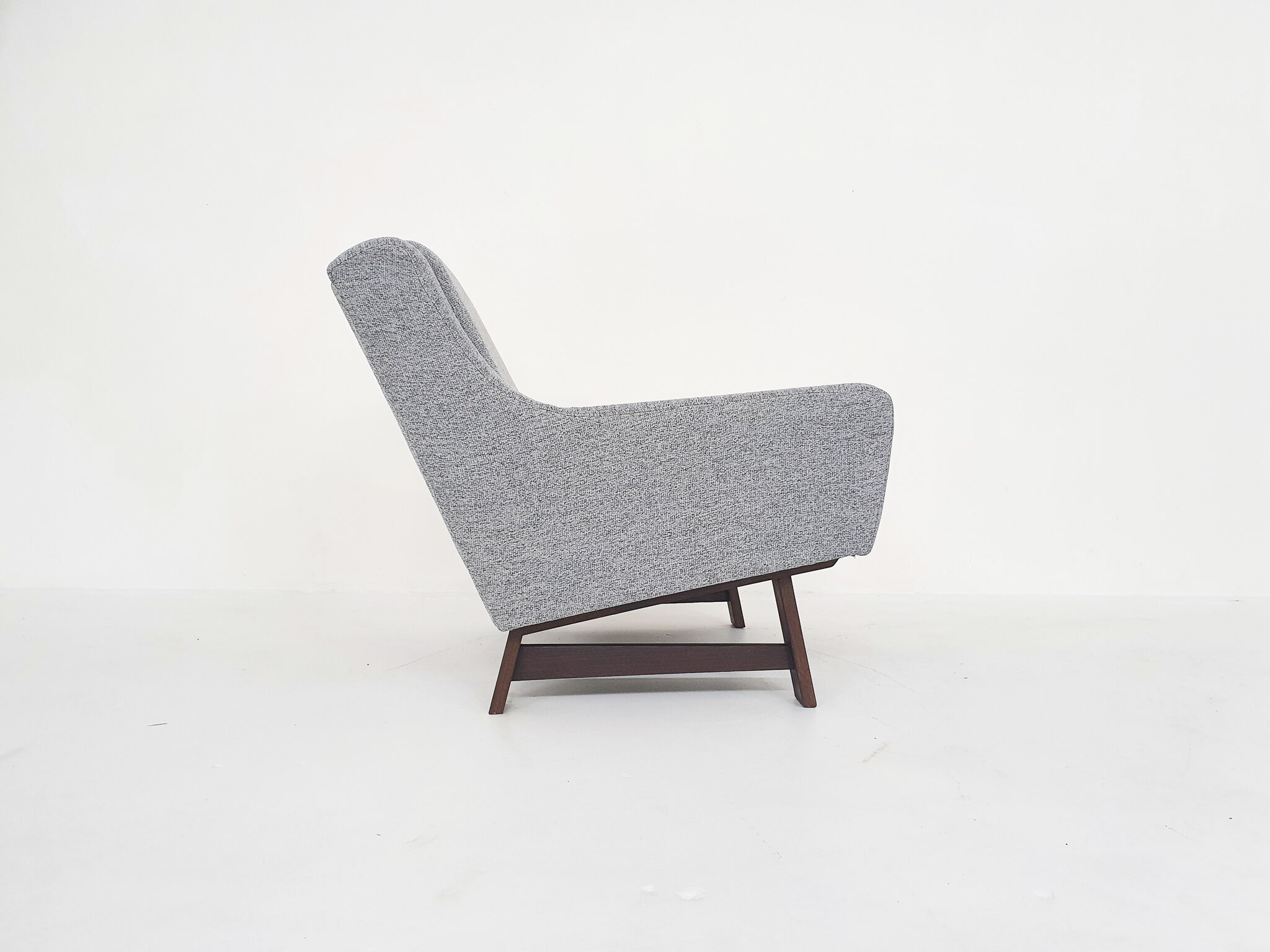 Set of two Dutch design lounge chairs with wenge feet