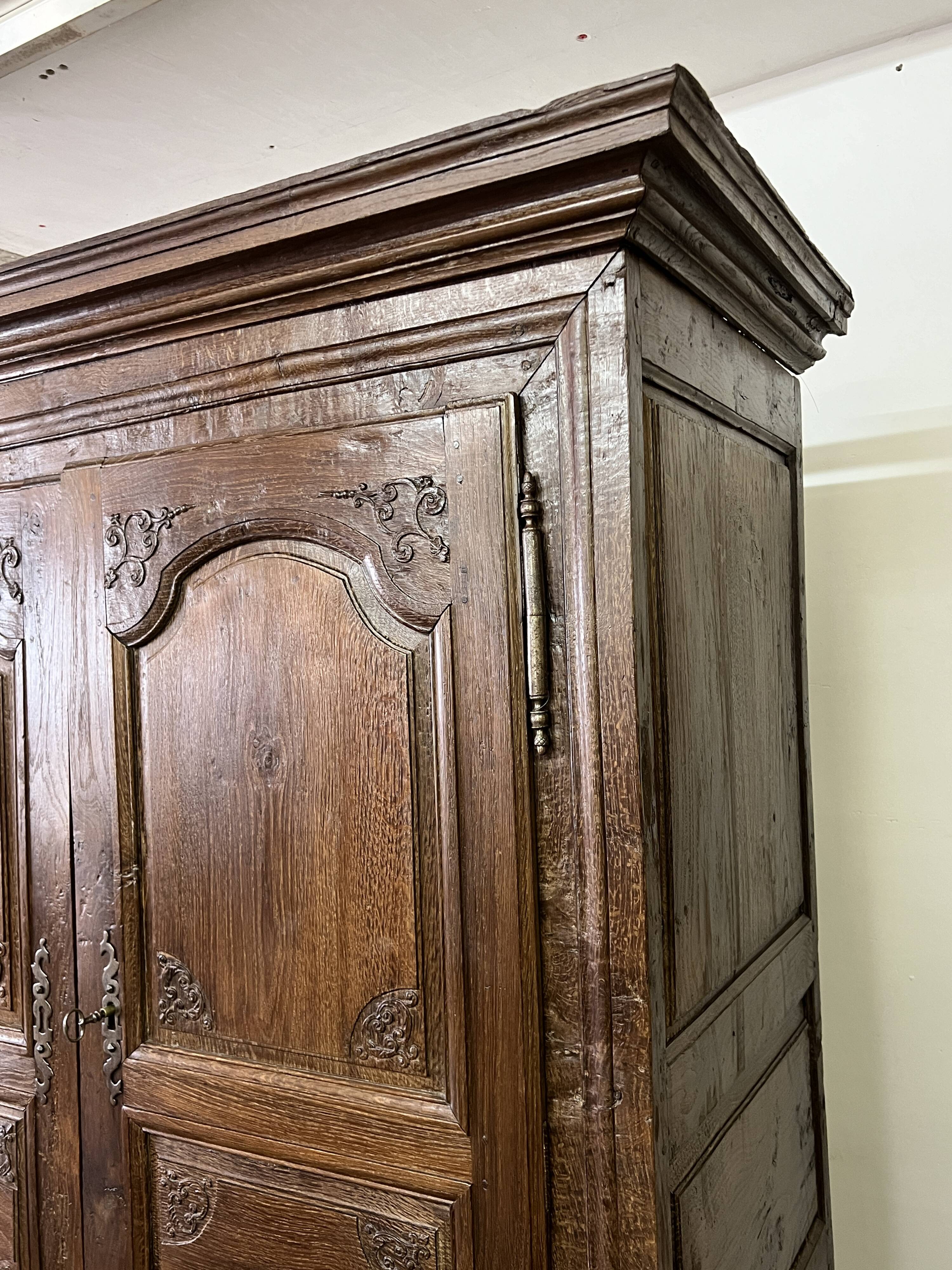 Armoire Louis XV en bois sculpté du XVIIIè siècle