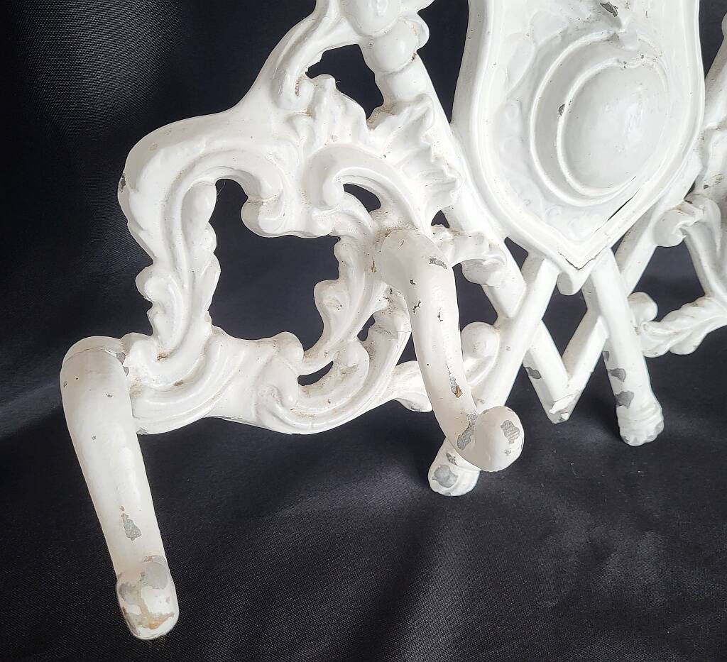 Porte-manteau mural vintage à 4 crochets en aluminium moulé, orné d'héraldique.