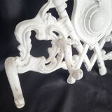 Porte-manteau mural vintage à 4 crochets en aluminium moulé, orné d'héraldique.