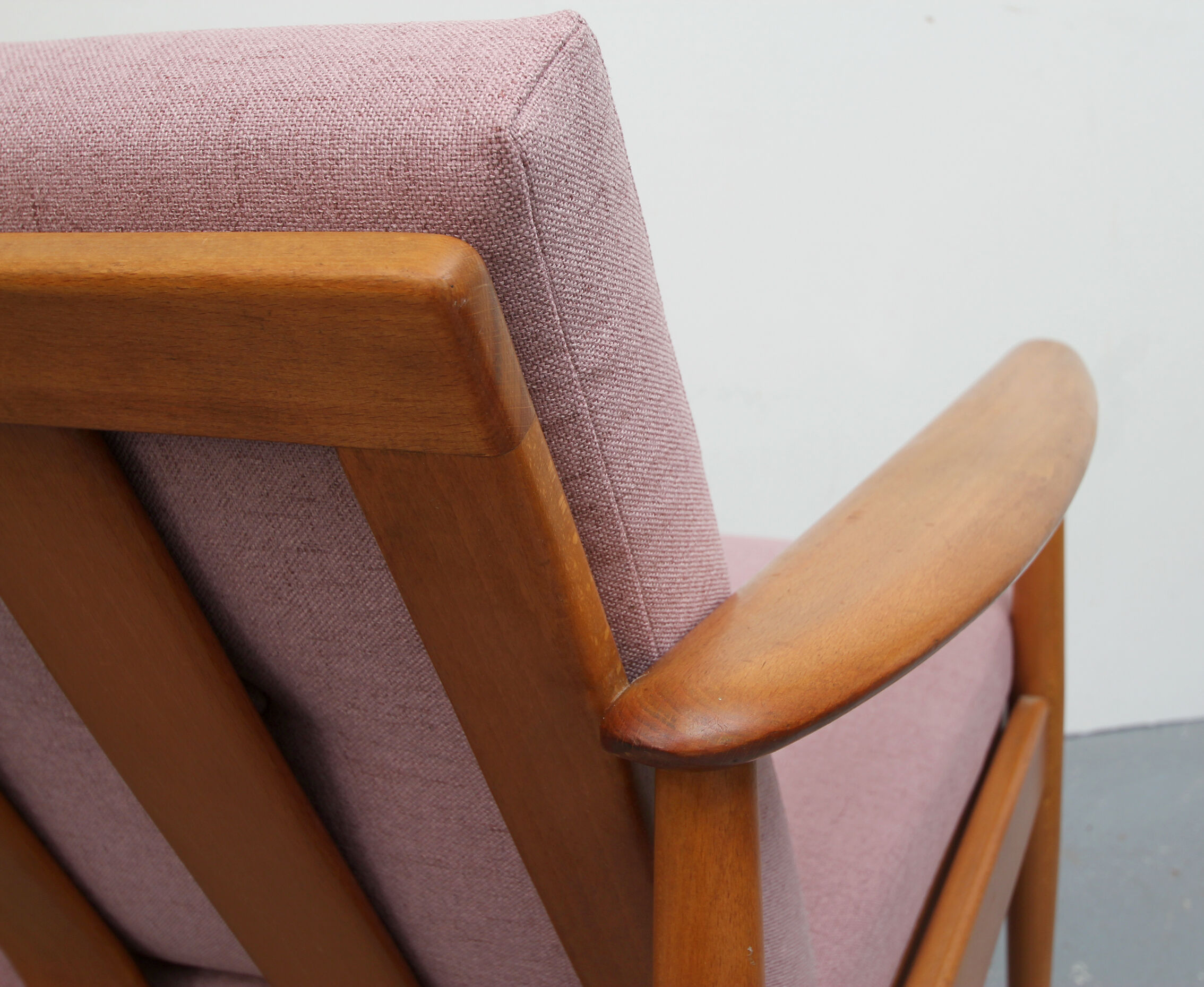 Scandinavian pink armchair in beech wood - 1960s