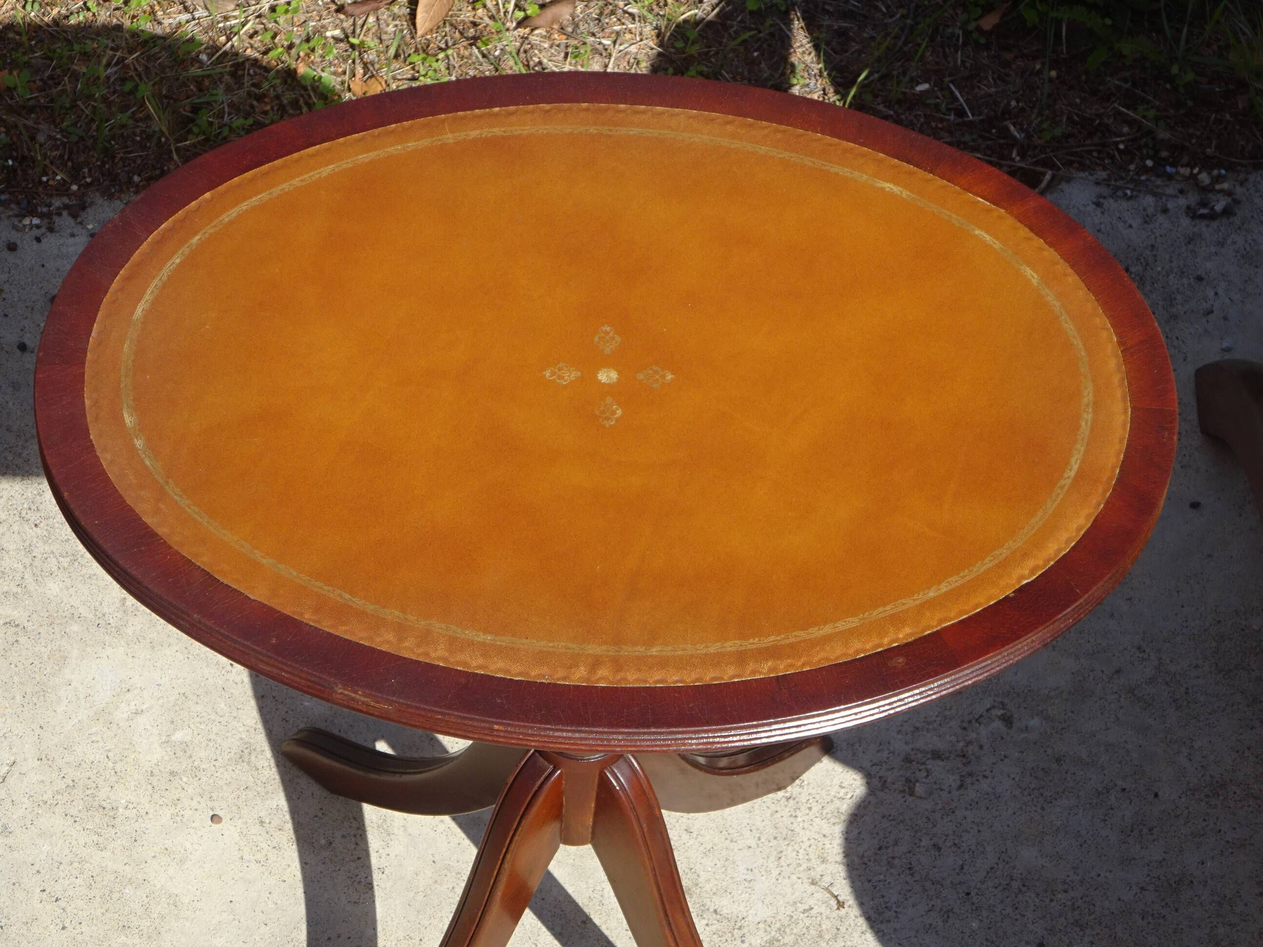Small side table with an oval top in English style.