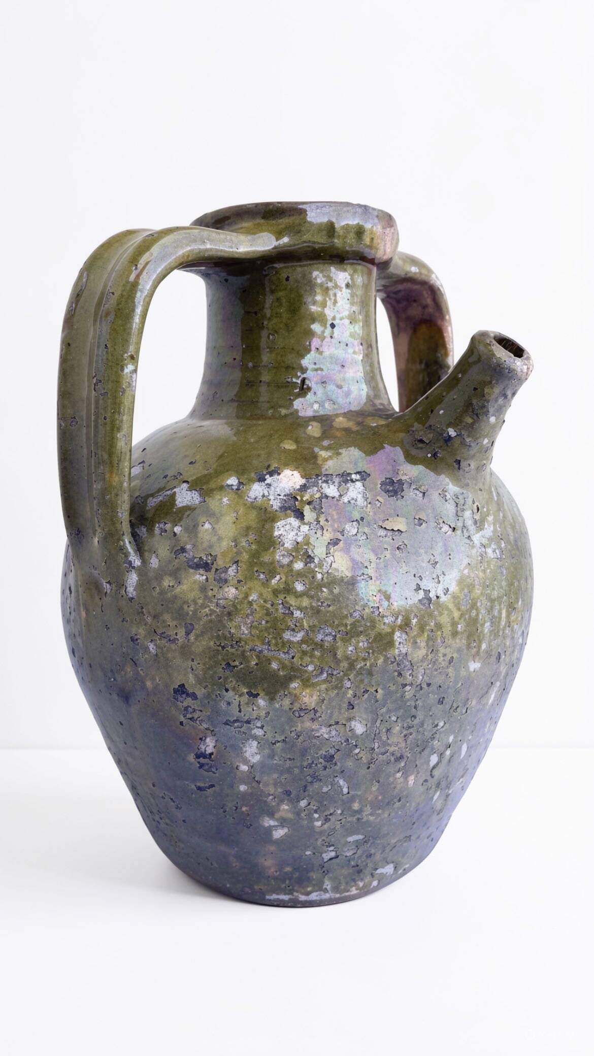 Ancient oil jar in glazed terracotta, khaki green — Auvergne, Lezou