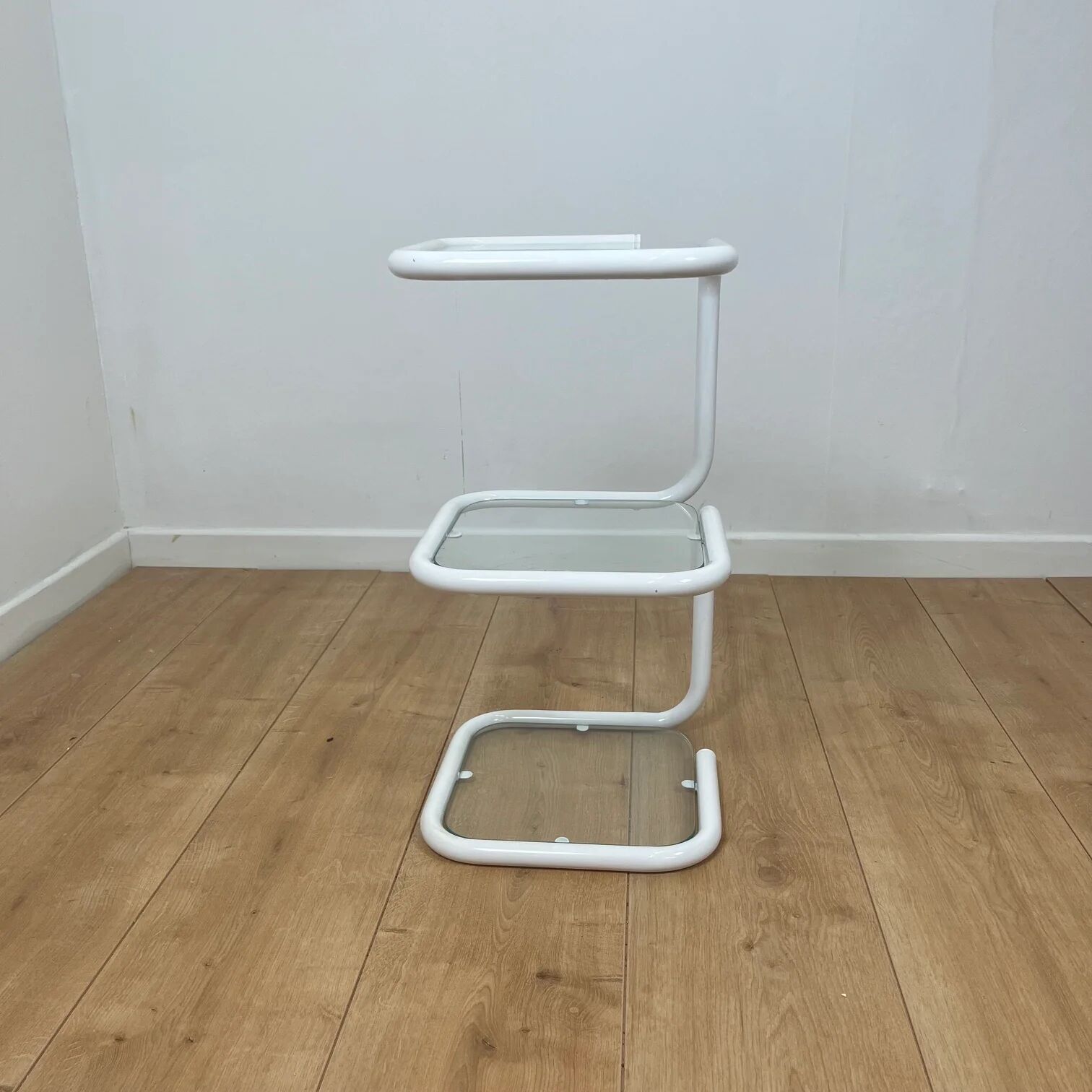 Table d’appoint vintage en métal tubulaire blanc et verre, design moderniste années 1980