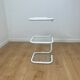 Table d’appoint vintage en métal tubulaire blanc et verre, design moderniste années 1980