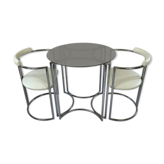 Table chromé et deux chaises modernistes