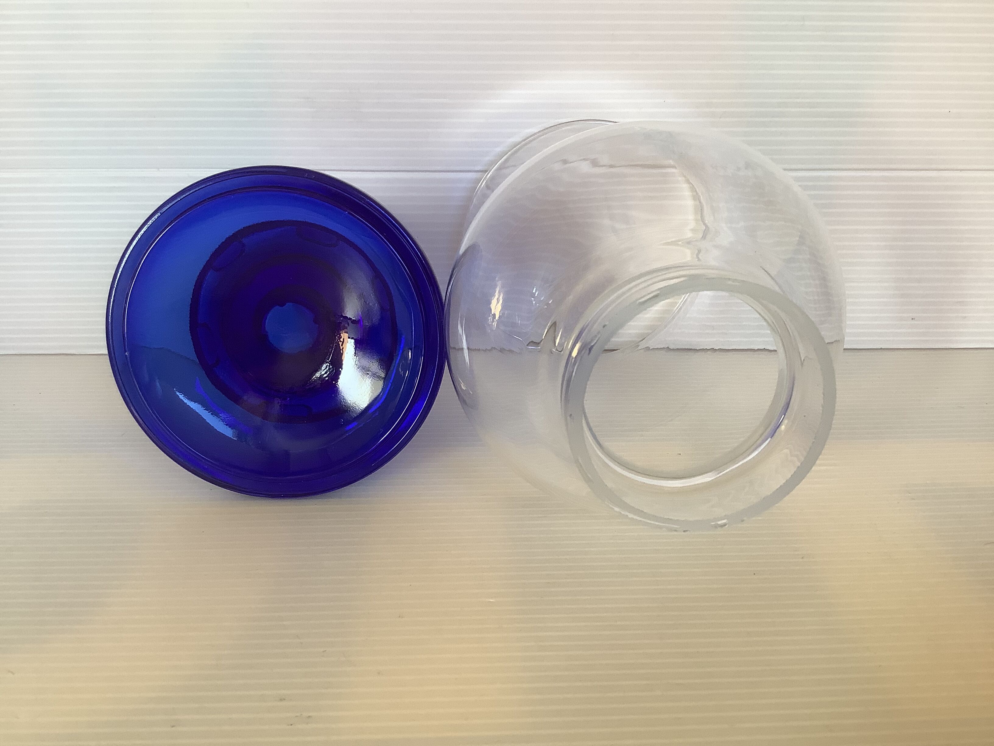 Paire de bougeoirs bleu cobalt en verre