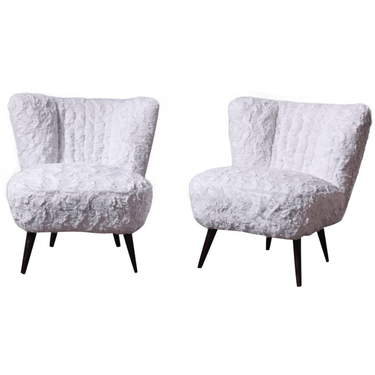Set of 2 white cocktail chairs in faux fur with beech legs, 1950s.