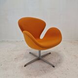 Set of 2 Swan Chairs by Arne Jacobsen and Fritz Hansen