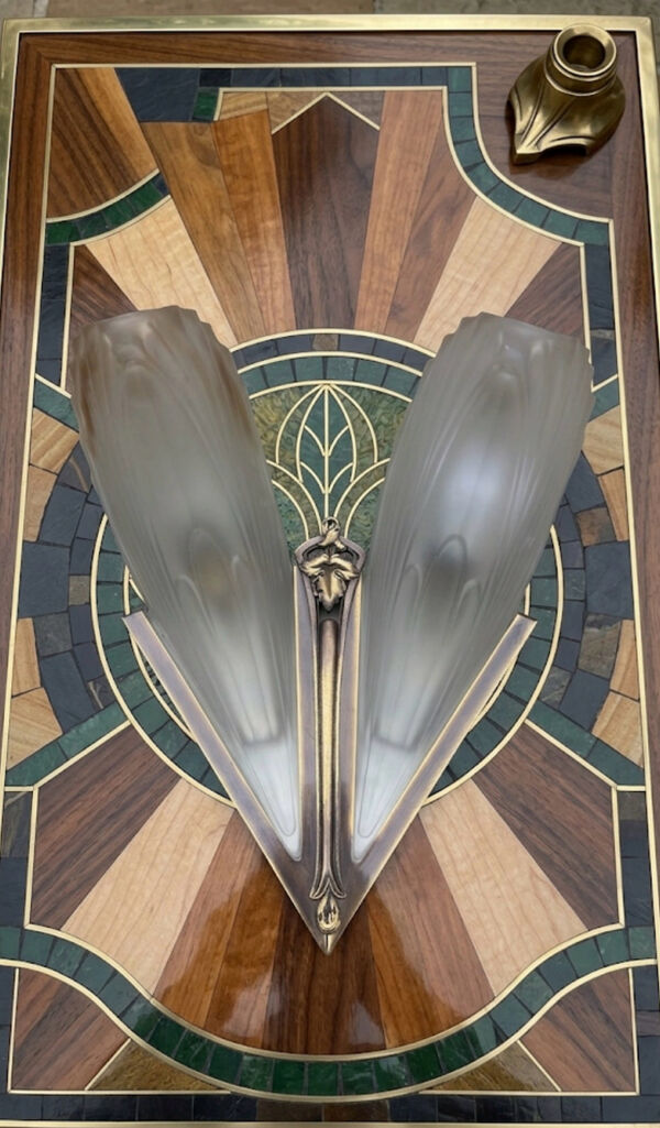 Applique Art Déco d'époque 1930 en bronze et verre moulé dépoli