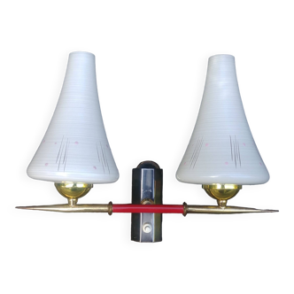 Vintage wall light from the 40s/50s with its two glass sconces on a brass support