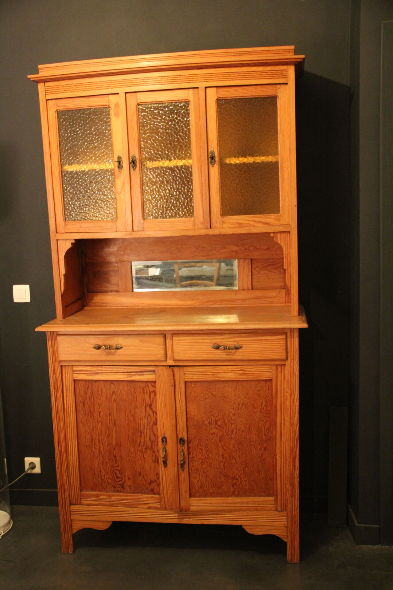 Double-body cabinet in varnished pine sun tones