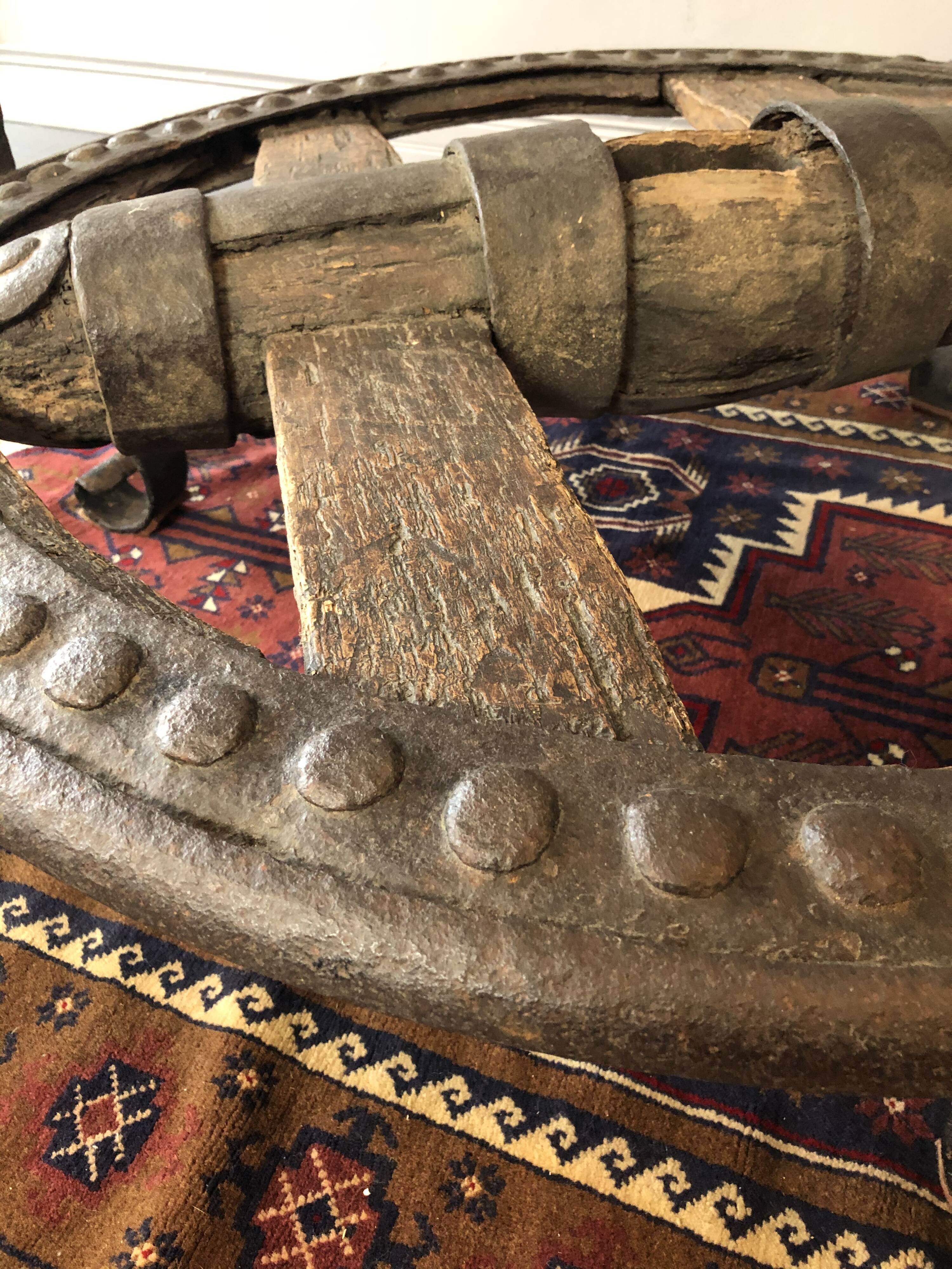 Table basse en bois et fonte rivetée