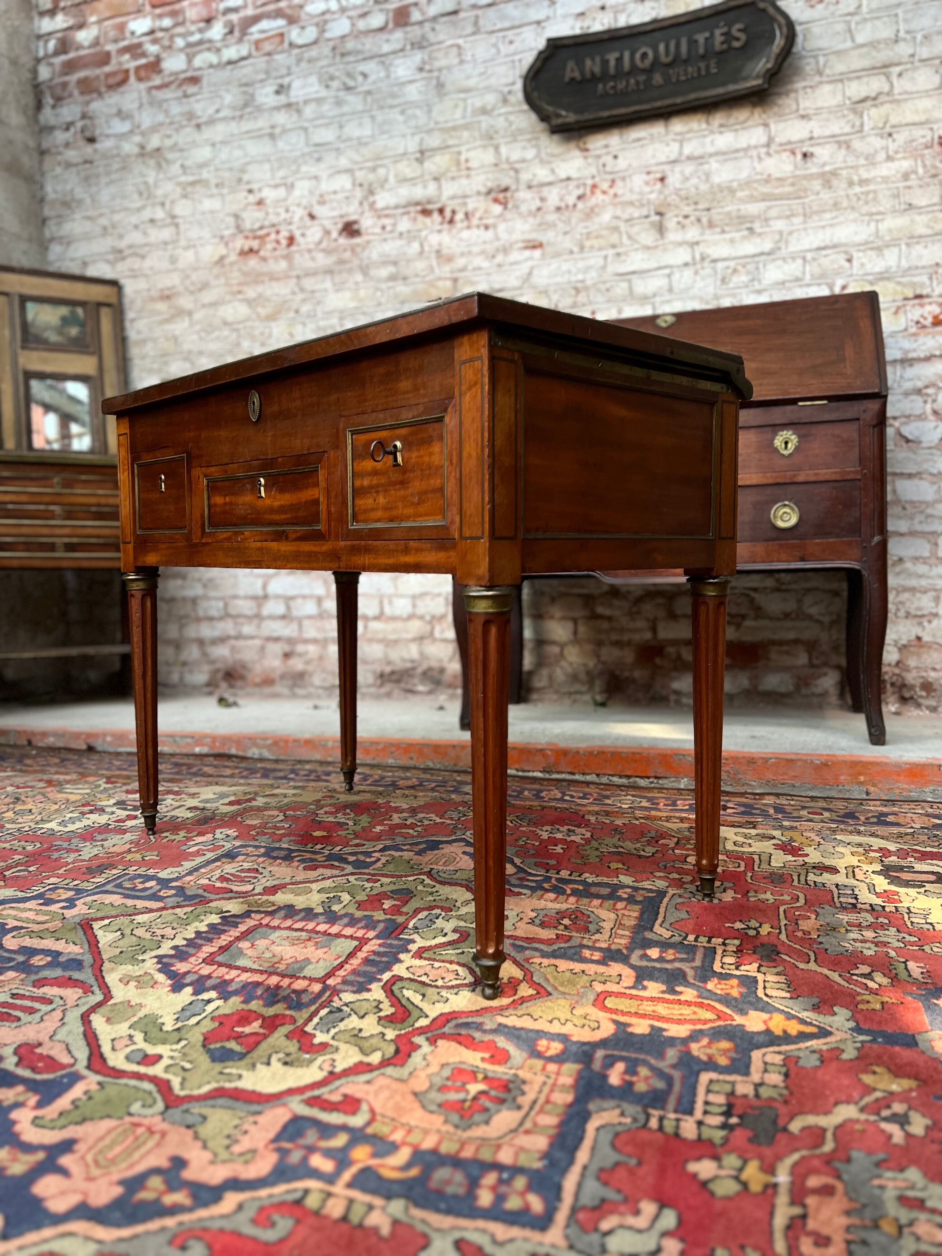 Coiffeuse d’homme en acajou estampillée d’époque  Louis XVI XVIII eme siècle