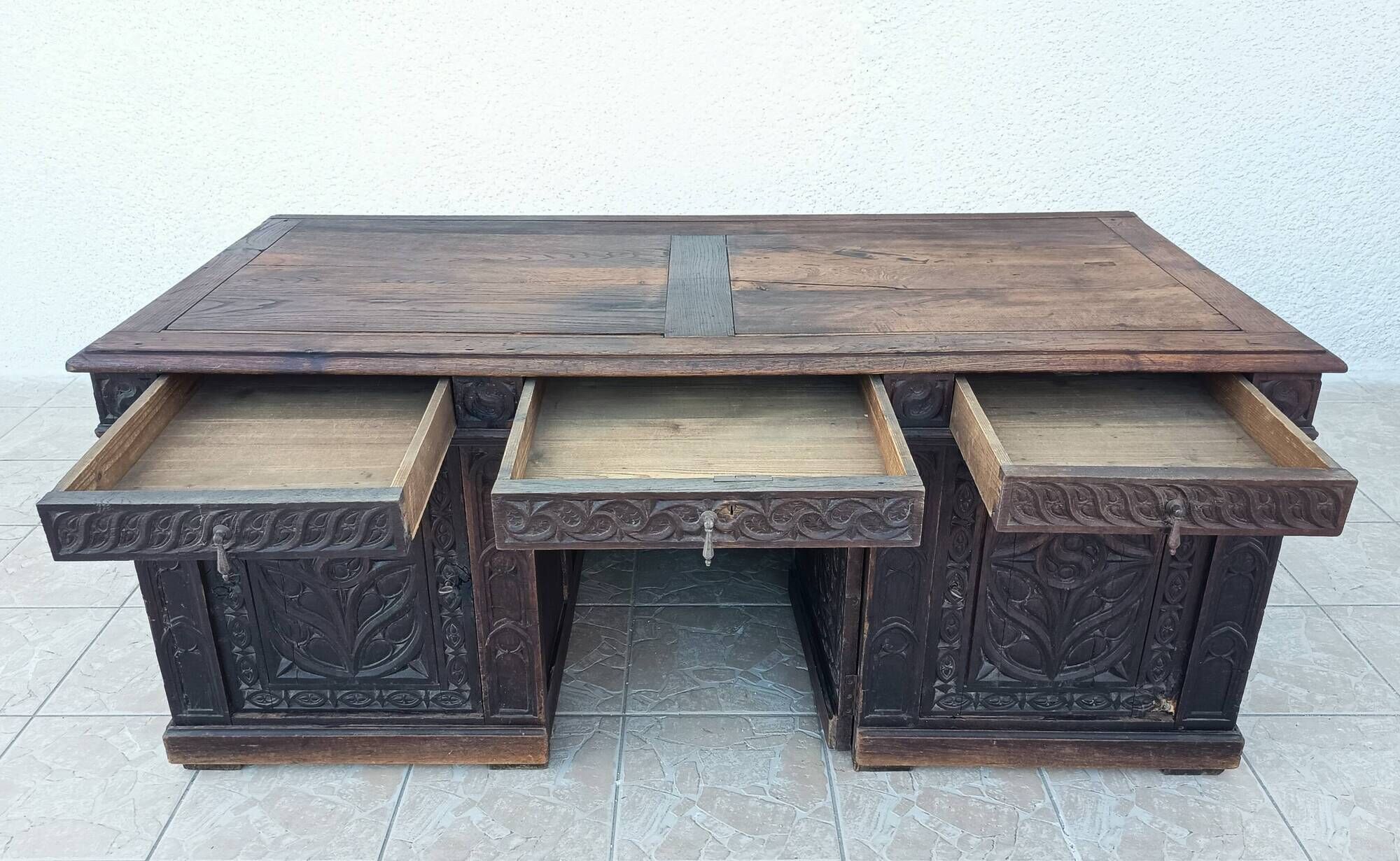 Large Gothic desk in solid oak from the 19th century.