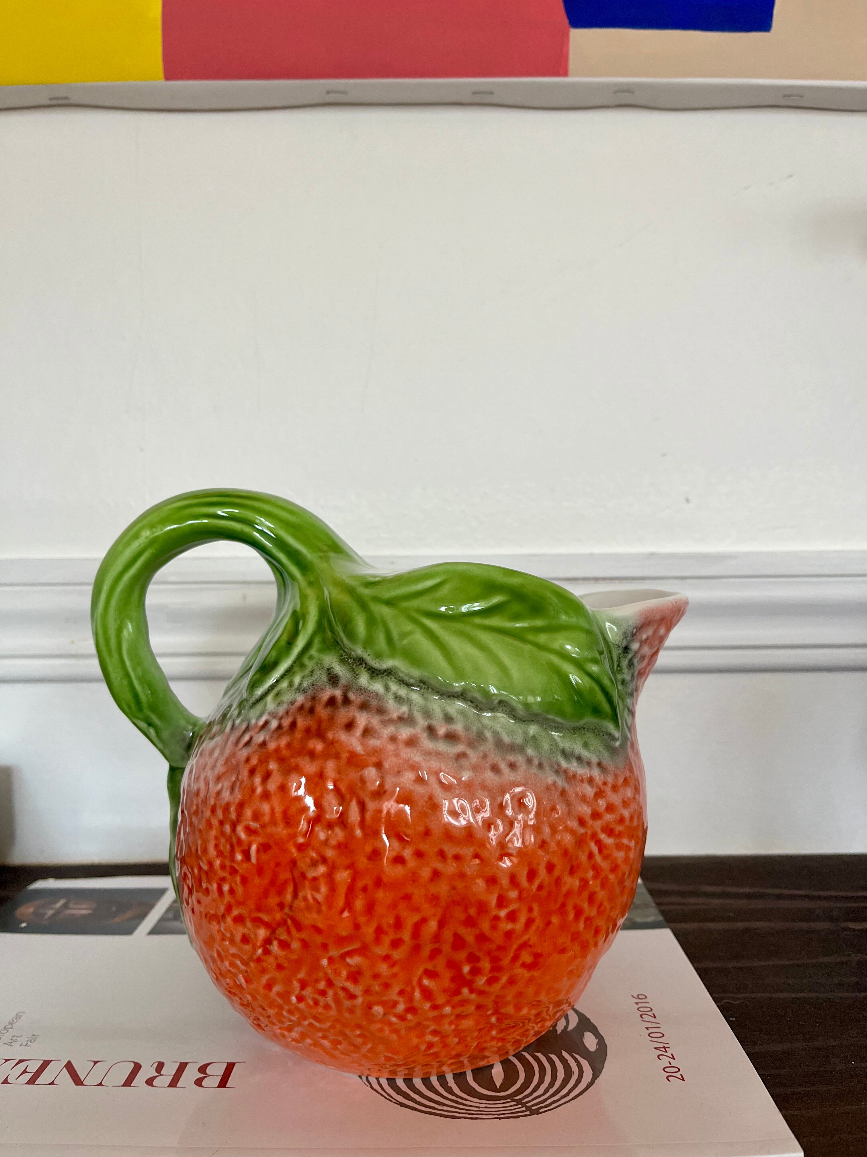 Pichet en barbotine fraise