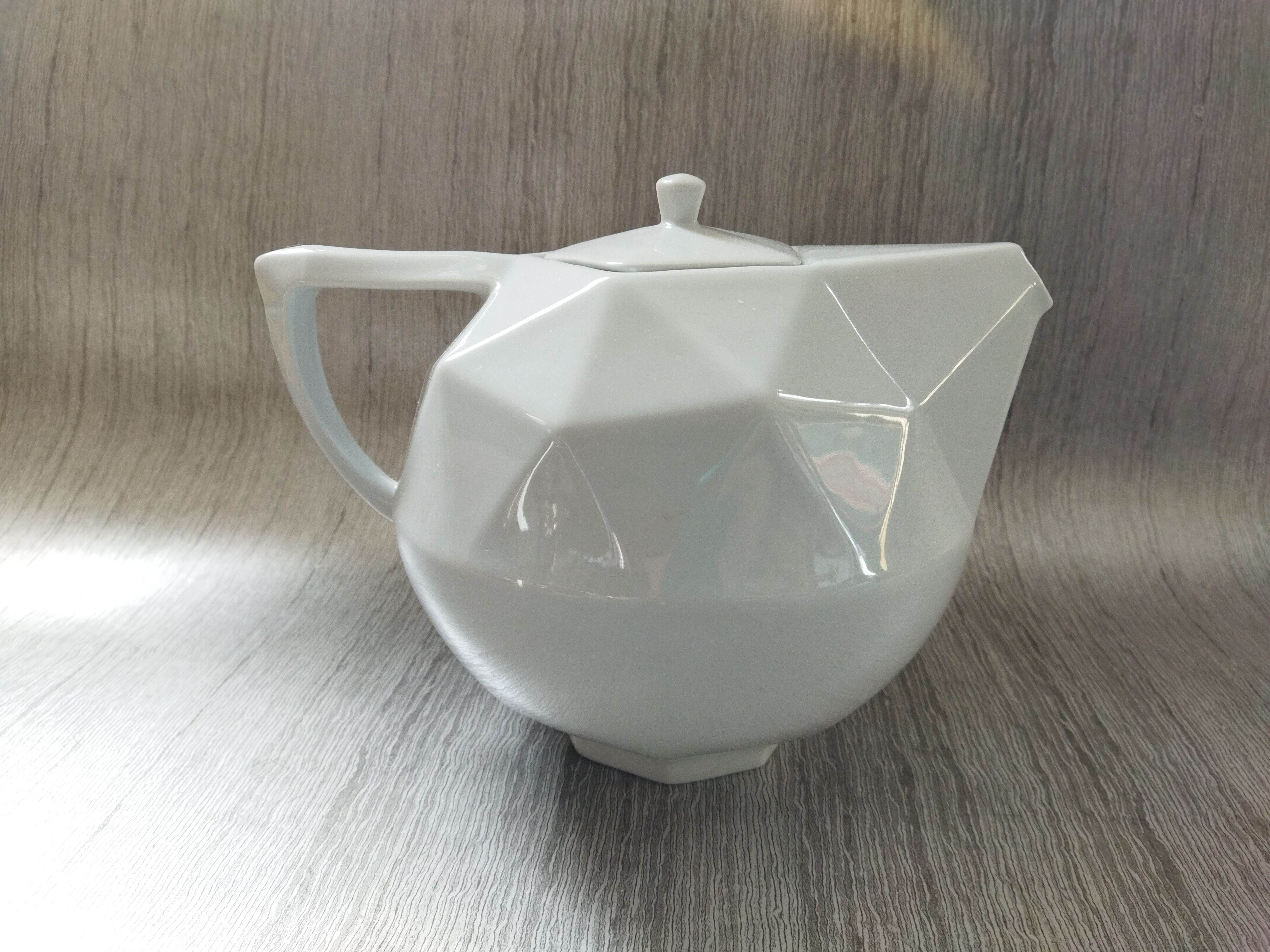 Porcelain teapot Deshoulières