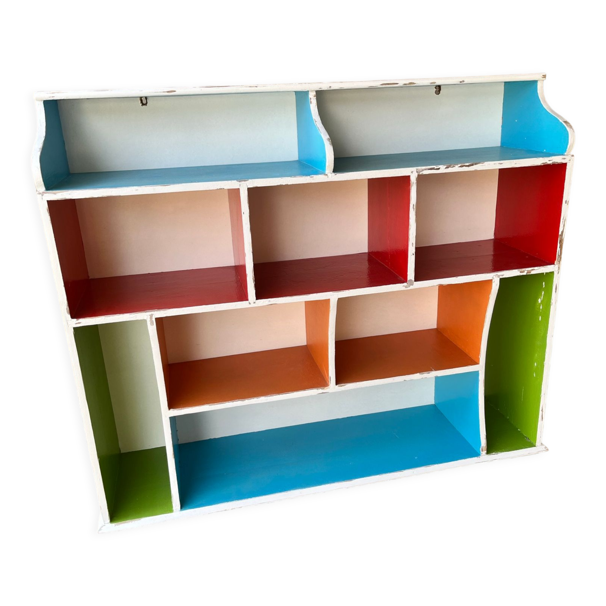 Wall-mounted or free-standing wooden locker shelf