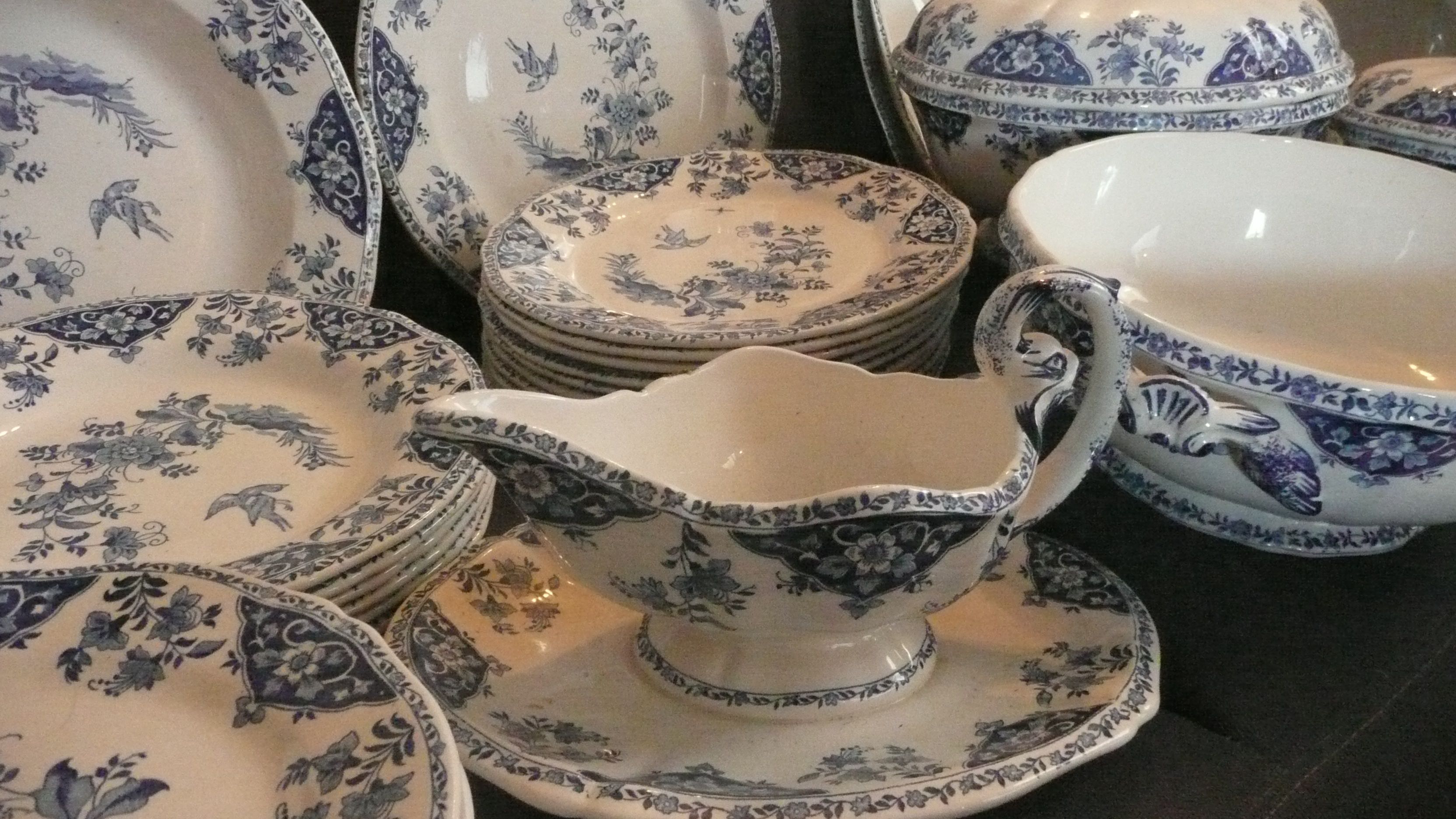 Service en faience de GIEN bleu camaieu dauphin