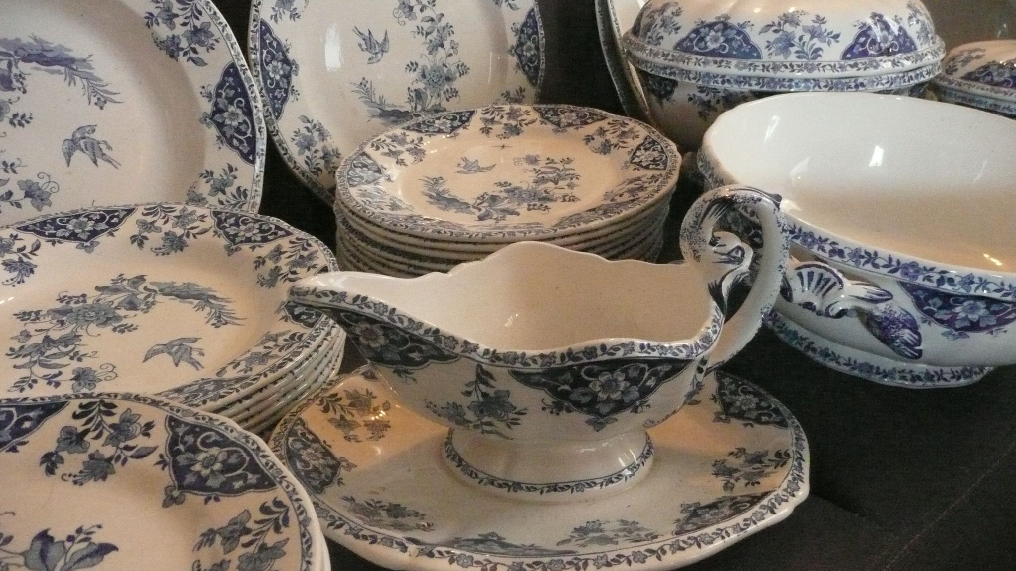 Service en faience de GIEN bleu camaieu dauphin