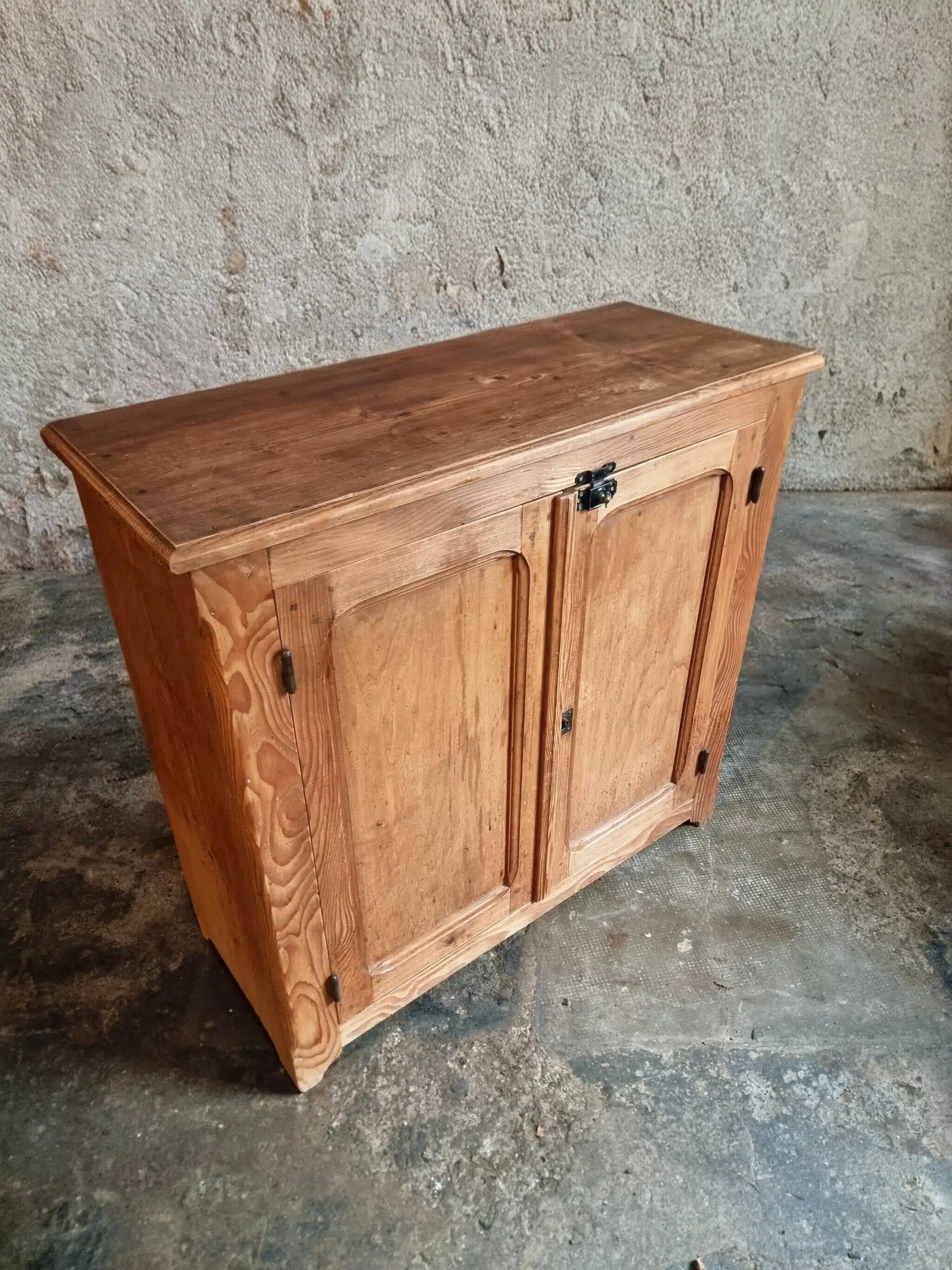 Buffet ancien français en pin, début du XXe siècle