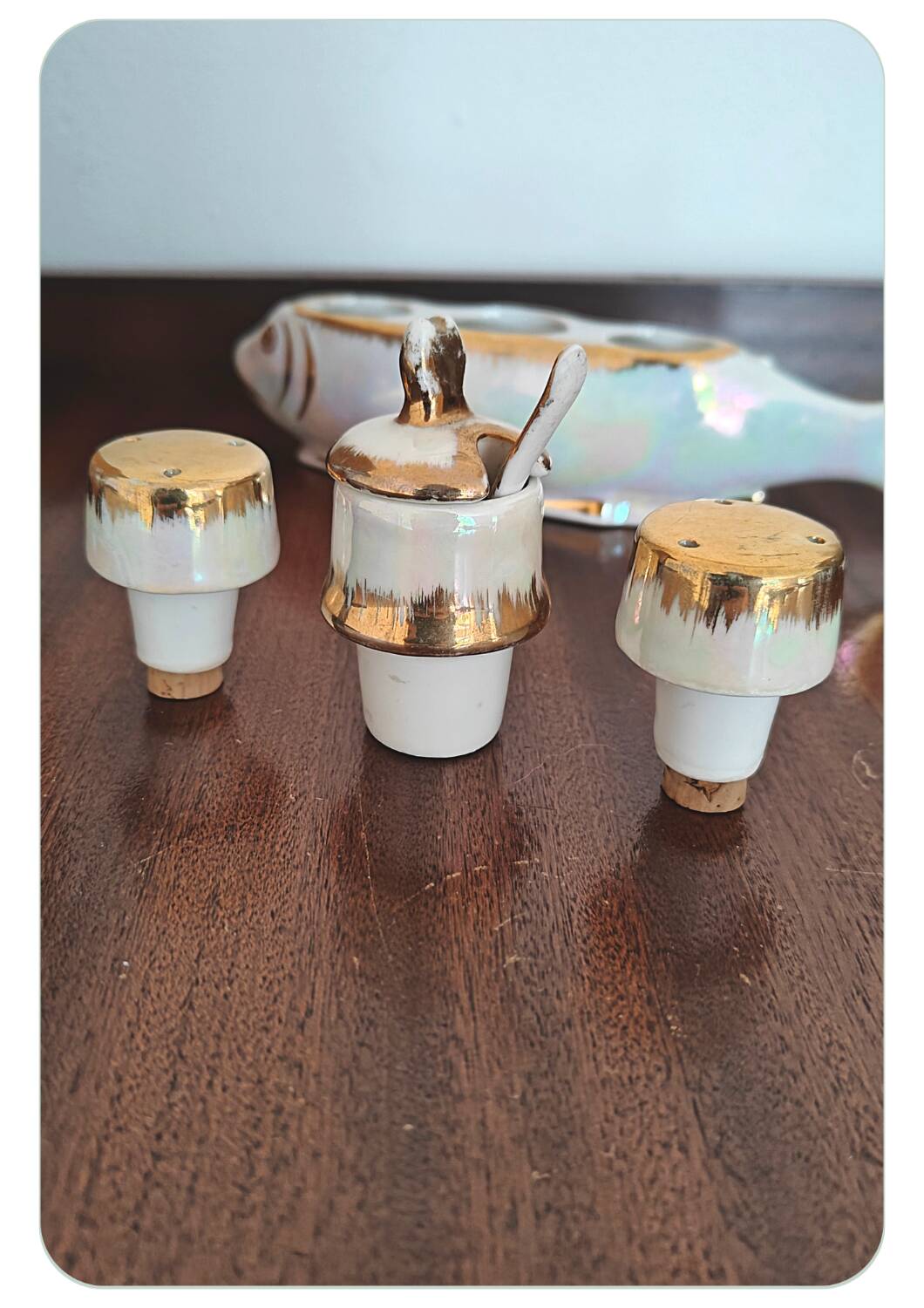 Ensemble de condiments vintage en forme de poisson