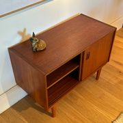 Petit buffet scandinave vintage en teck "Lauge"