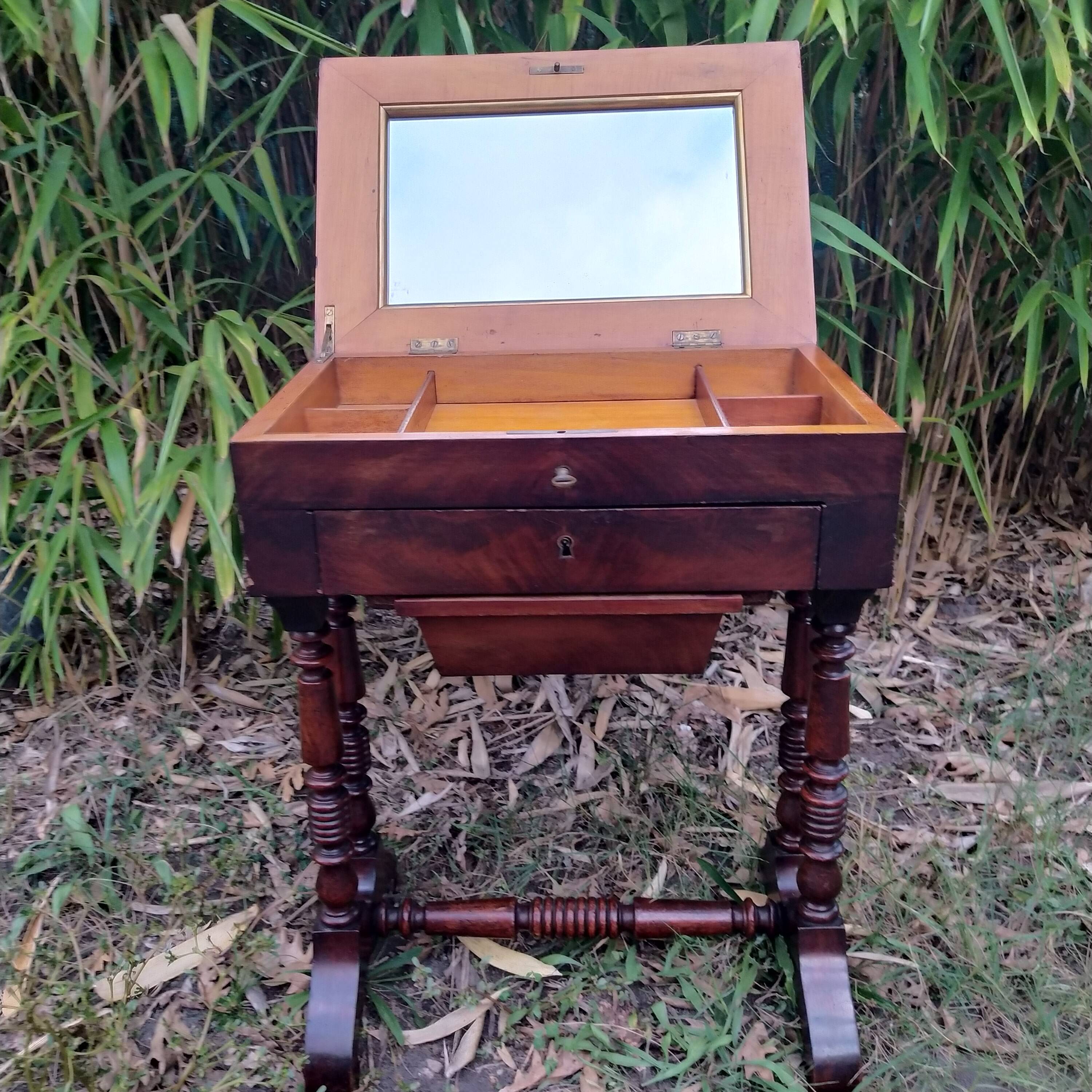Travailleuse ou coiffeuse époque Louis Philippe