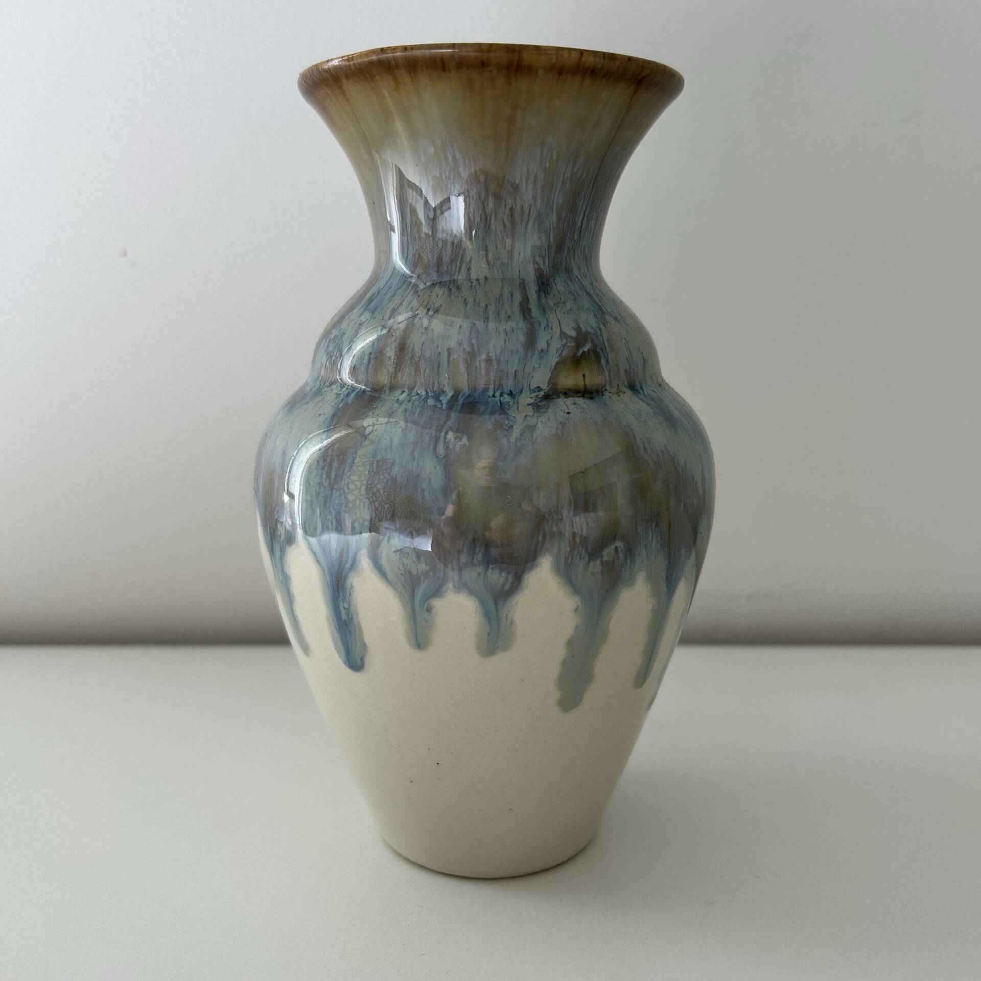 Vase aux coulures bleutées 