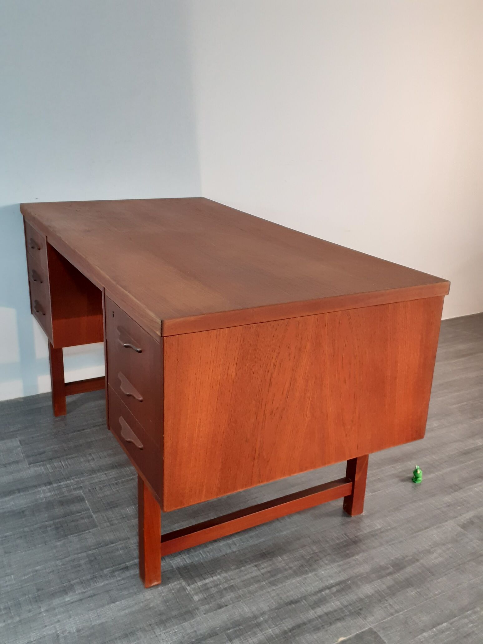 Small danish vintage desk in 1960s teck