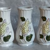 Trois vases anciens en barbotine aux lilas