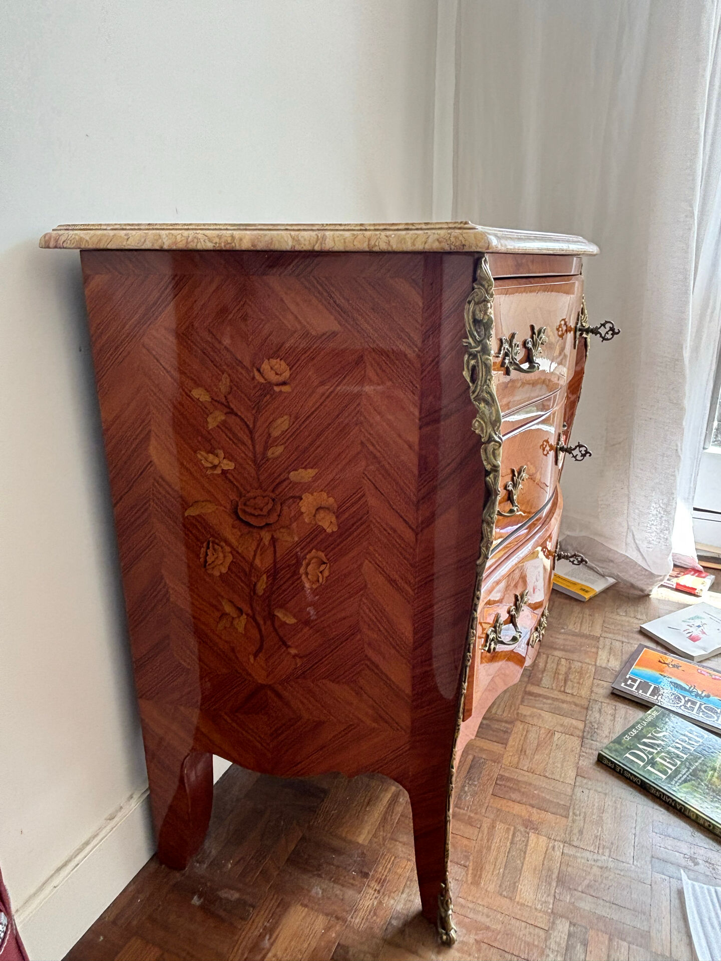 Commode sauteuse de style Louis XV en marqueterie, ornée de bronzes dé