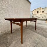 Table scandinave