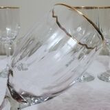 6 15cl stemmed glasses with gilding around the perimeter