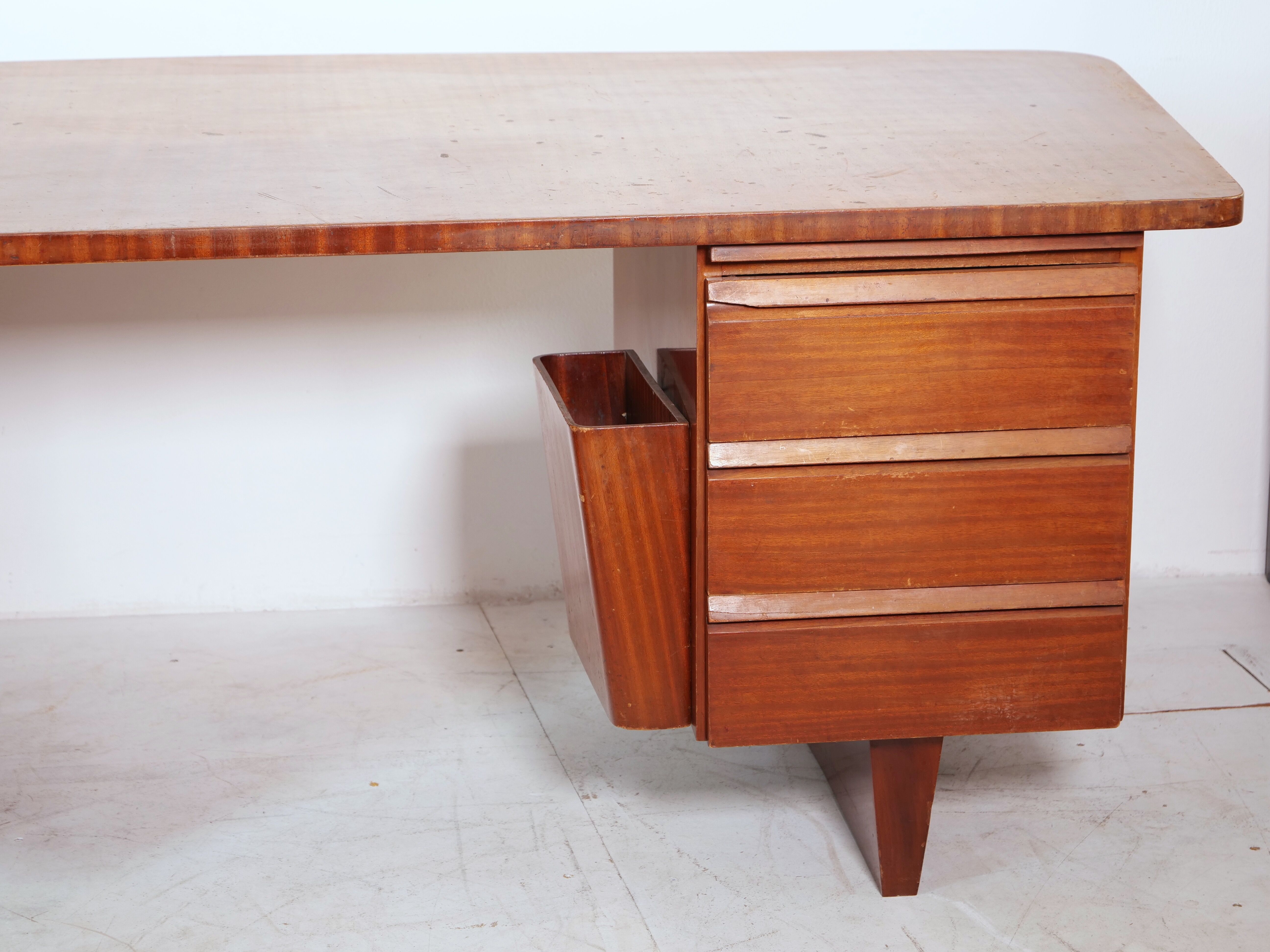 Executive desk model Boomerang standard from De Coene