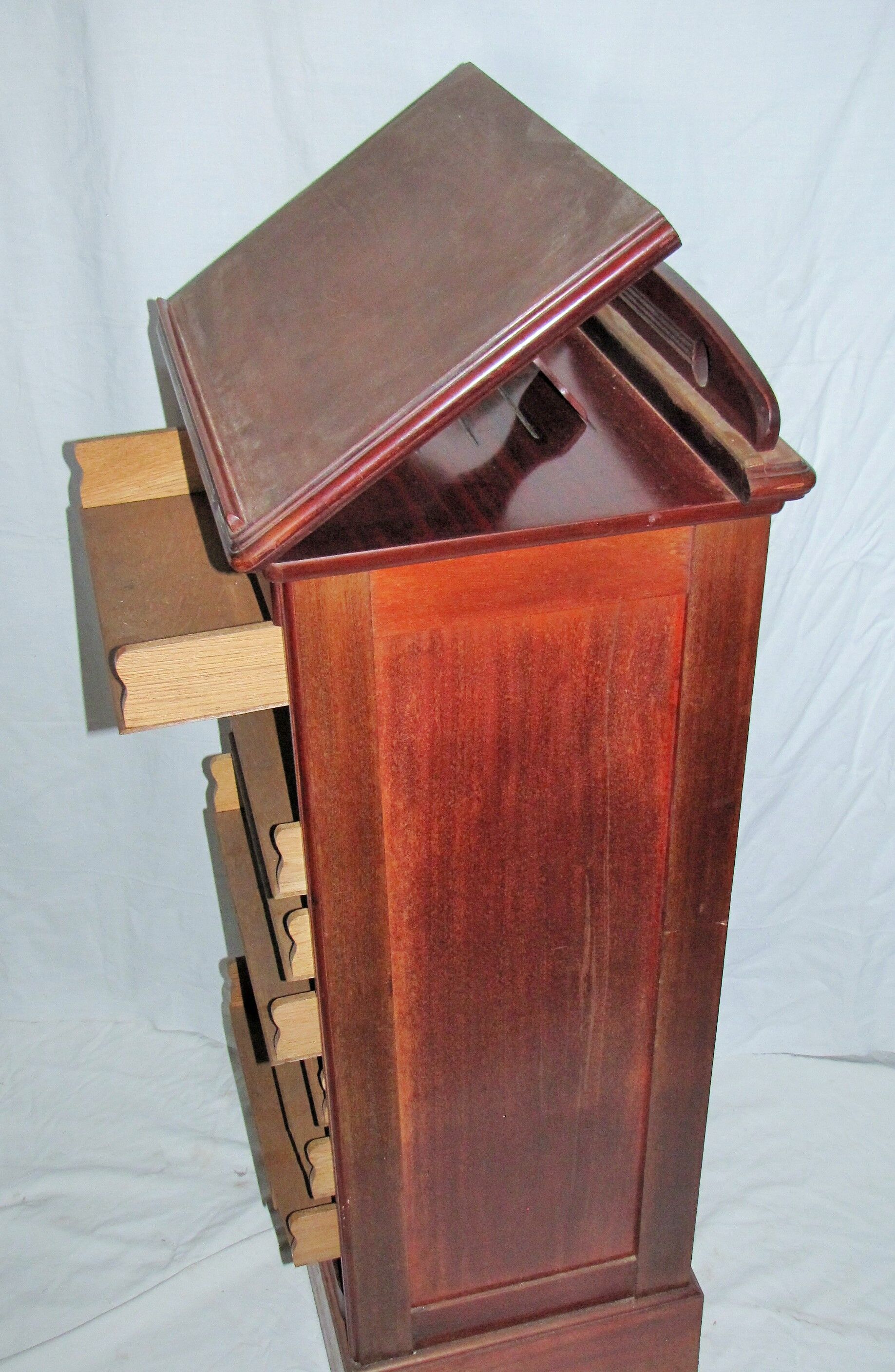 Curtain binder on roulette forming lectern
