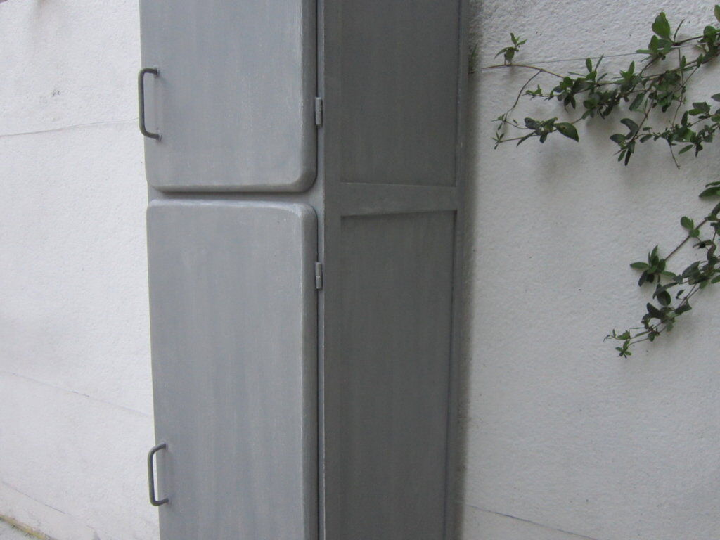 Boarding wooden wardrobe closet