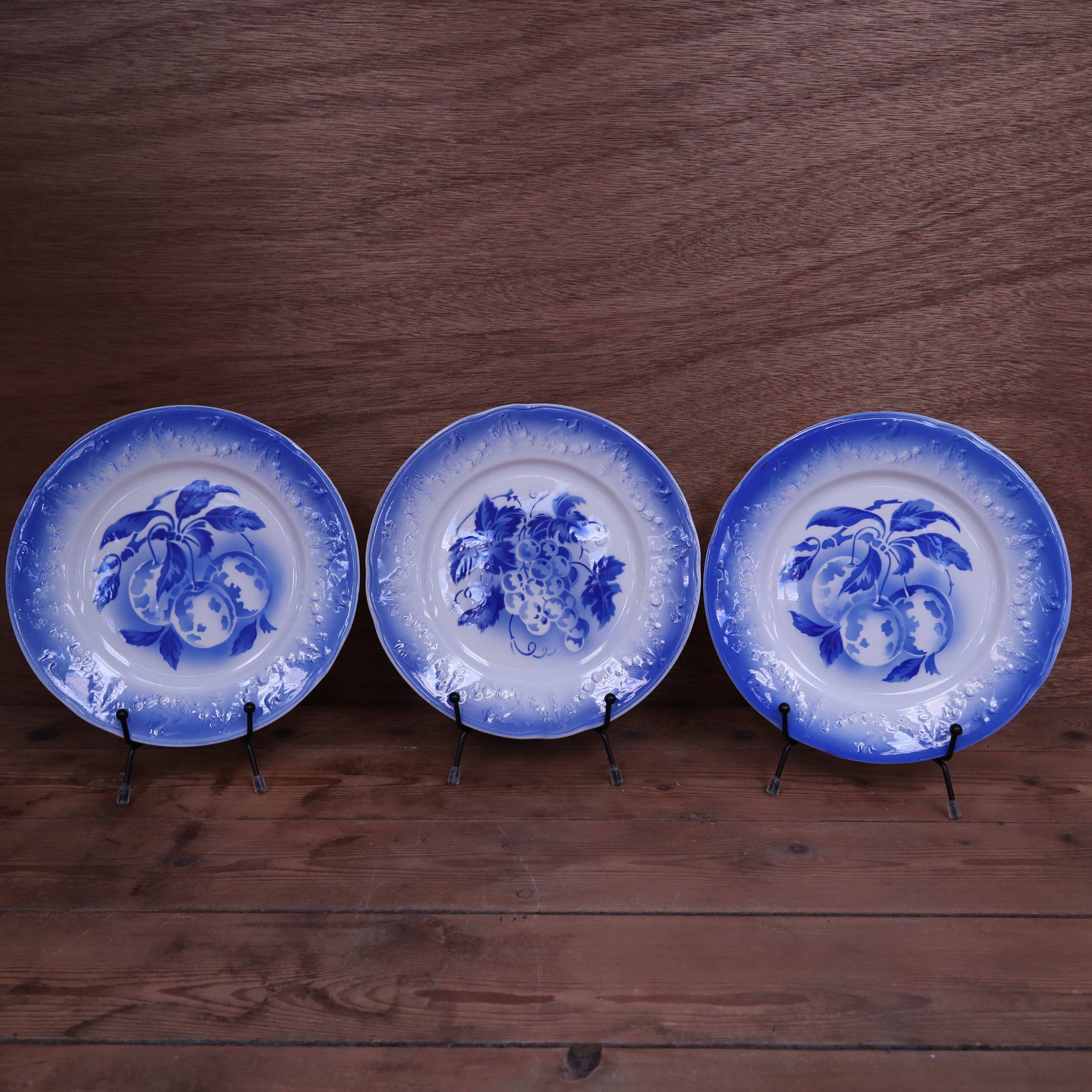 Set of 3 KetG Lunéville plates in blue with fruit patterns