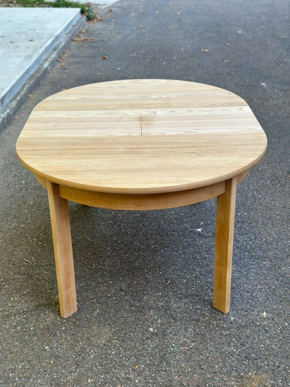 Table ronde extensible scandinave en bois clair décapé rallonge intégrée 19