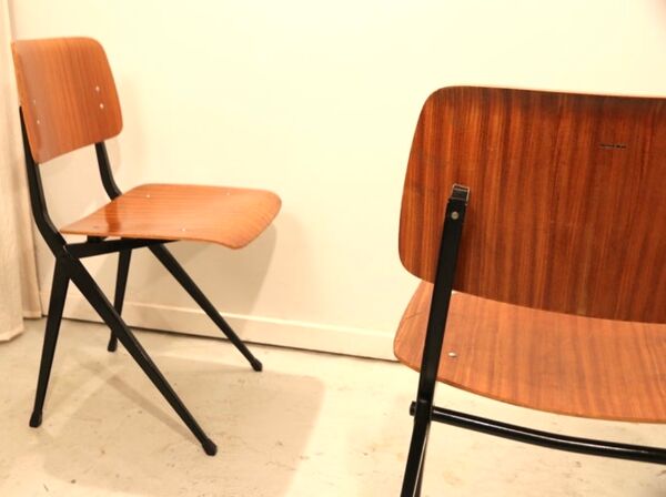 Chaises industrielles Marko, modèle Compass Leg