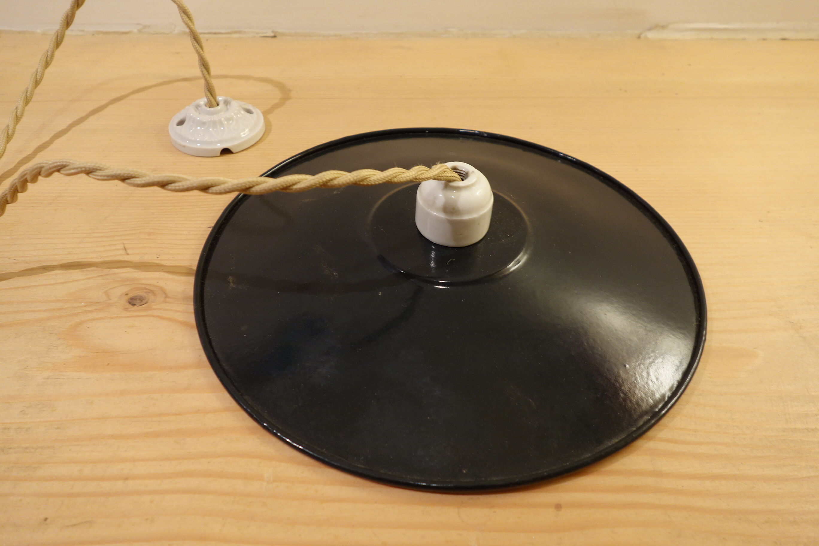 Black enamelled suspension - porcelain rosette