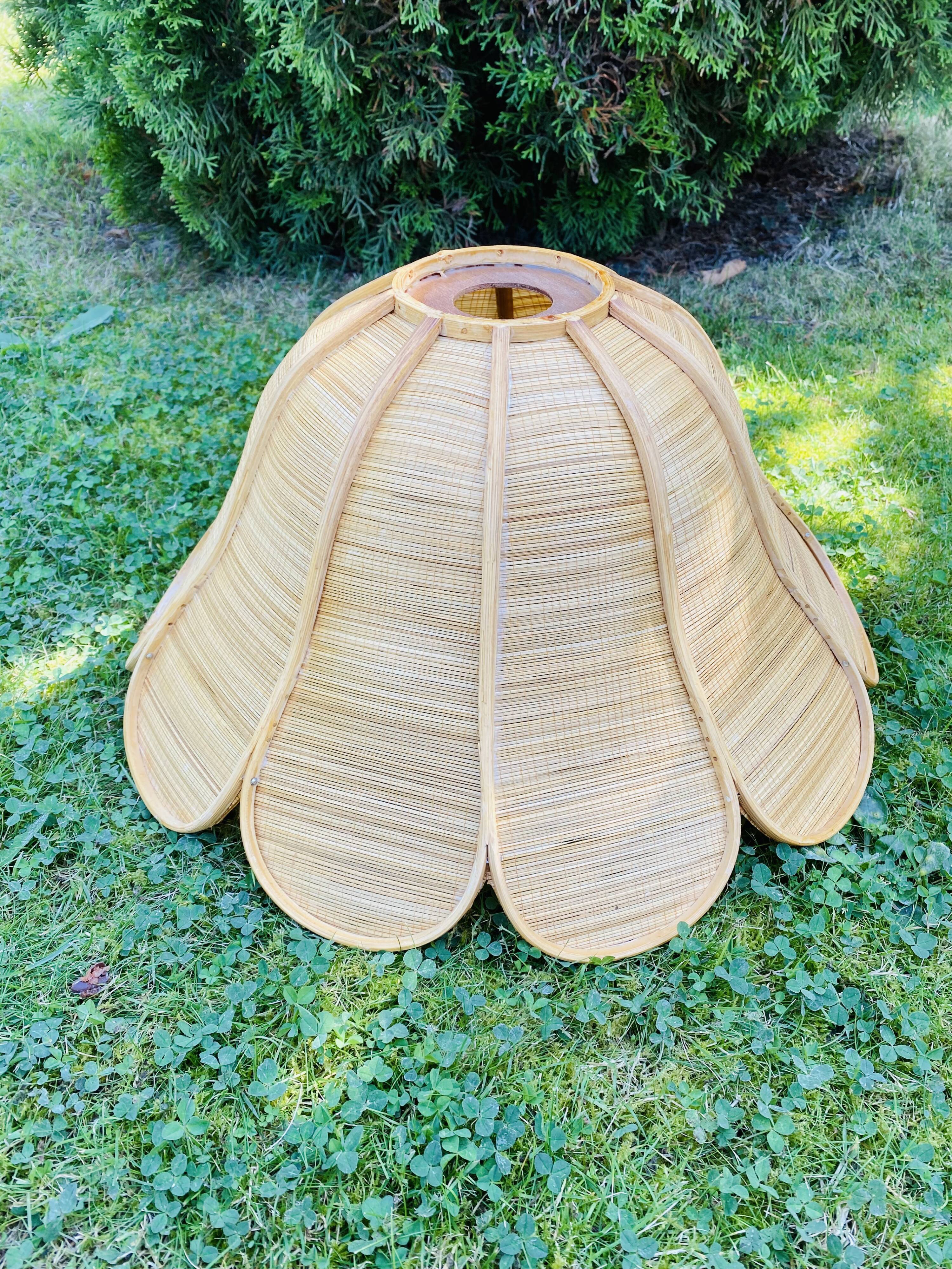 Flower-shaped rattan suspension