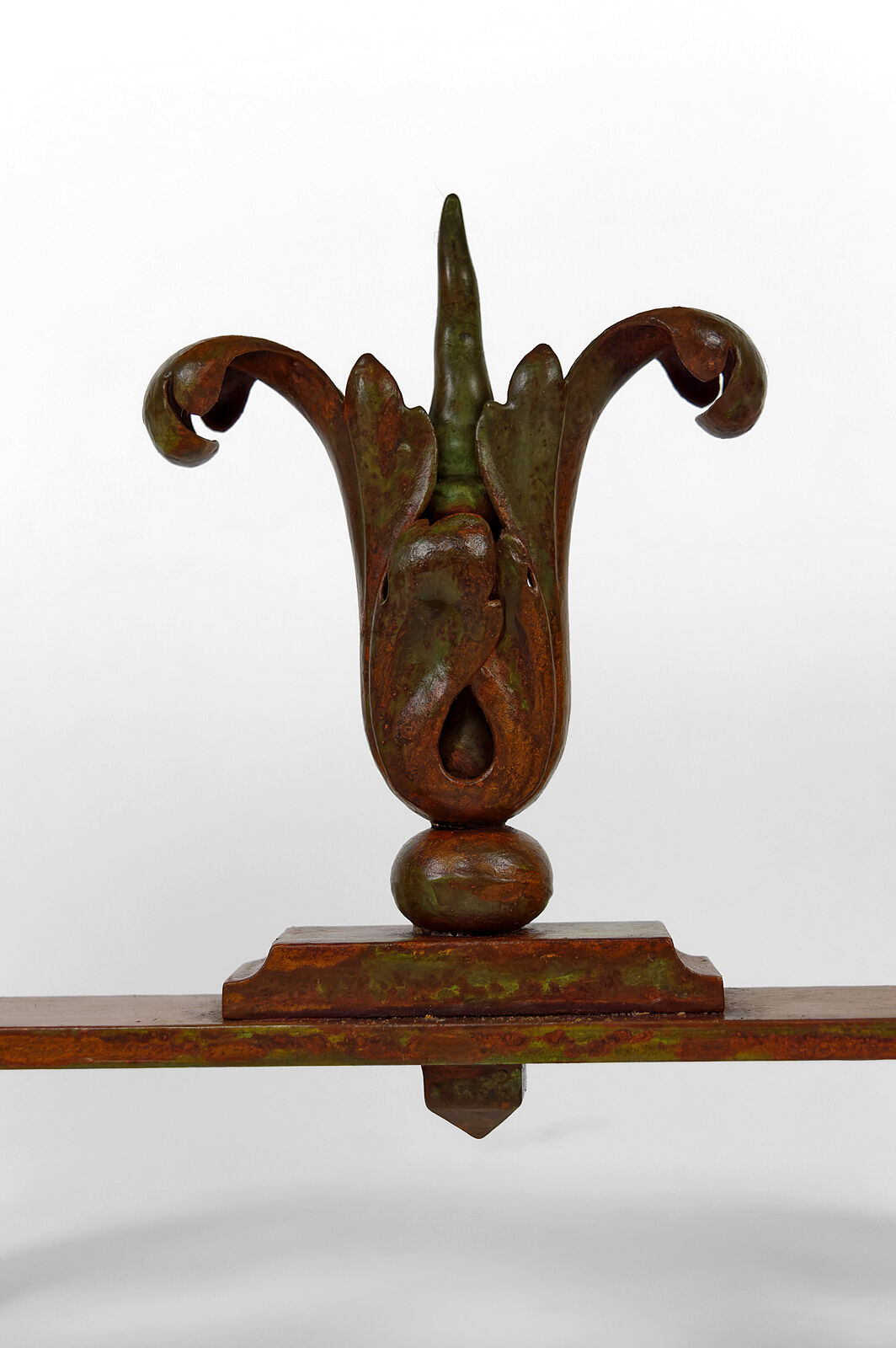 Art Deco round pedestal table in marble and wrought iron, circa 1940