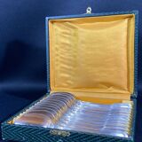 12 petites cuillères en métal argenté modèle filet de style Louis XV