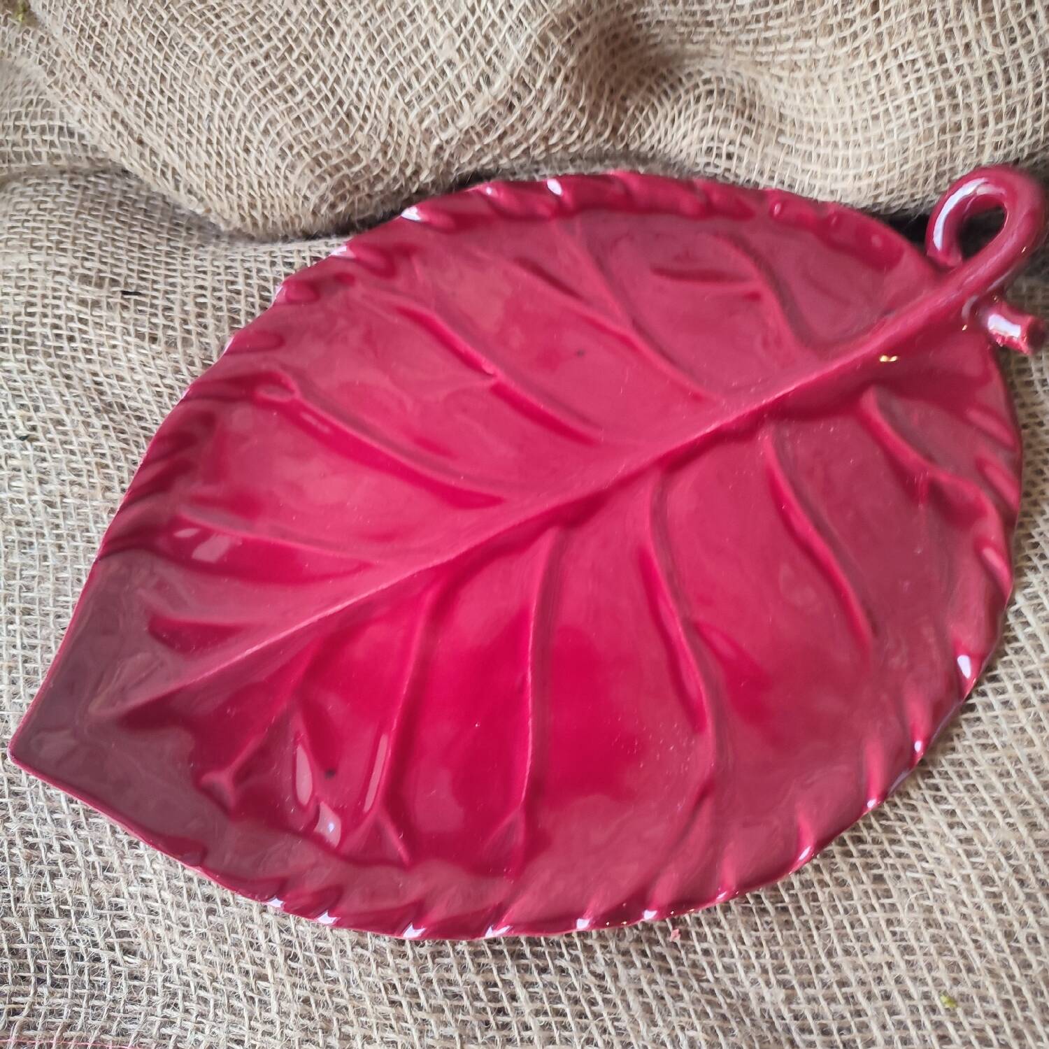 Plat en barbotine feuille rouge bordeaux
