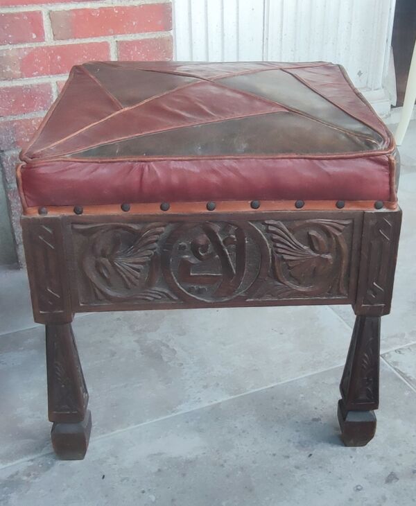 Ensemble 3 pièces meuble, fauteuil et pouf bois sculpté